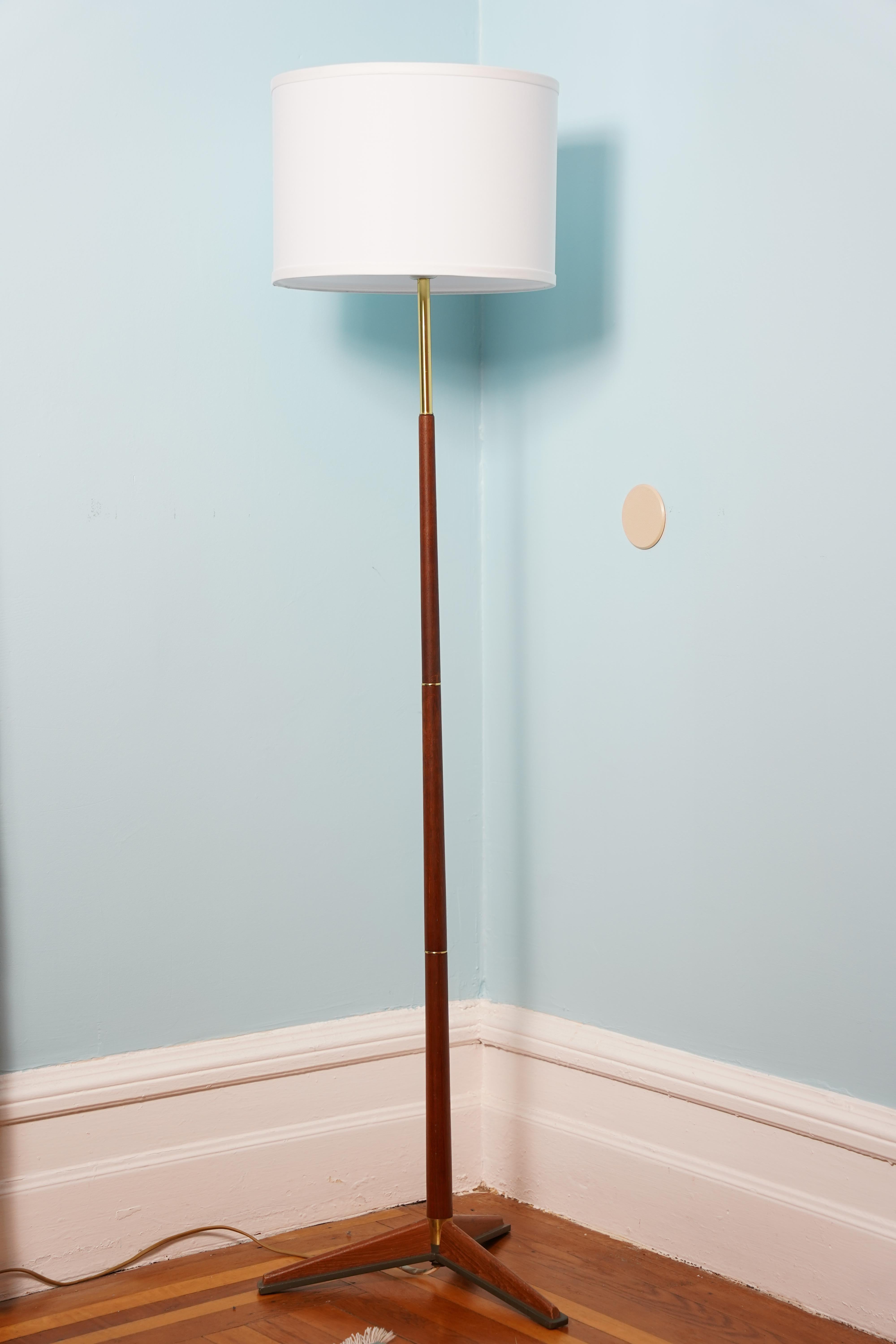 Schwedische Stehlampen aus Teakholz und Messing, Schweden 1960, Paar im Angebot 1