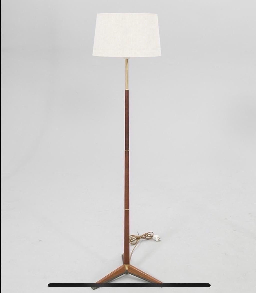 Laiton Paire de lampadaires suédois, teck et laiton, Suède 1960 en vente