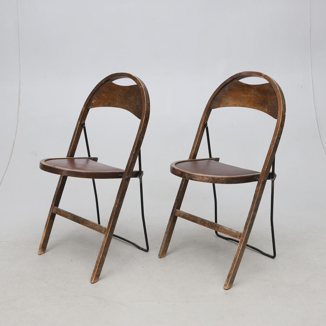 Pair of folding chairs designed by Uno Åhrén in the 1930s for Gemla. Beechwood with black iron back legs..
Used condition 