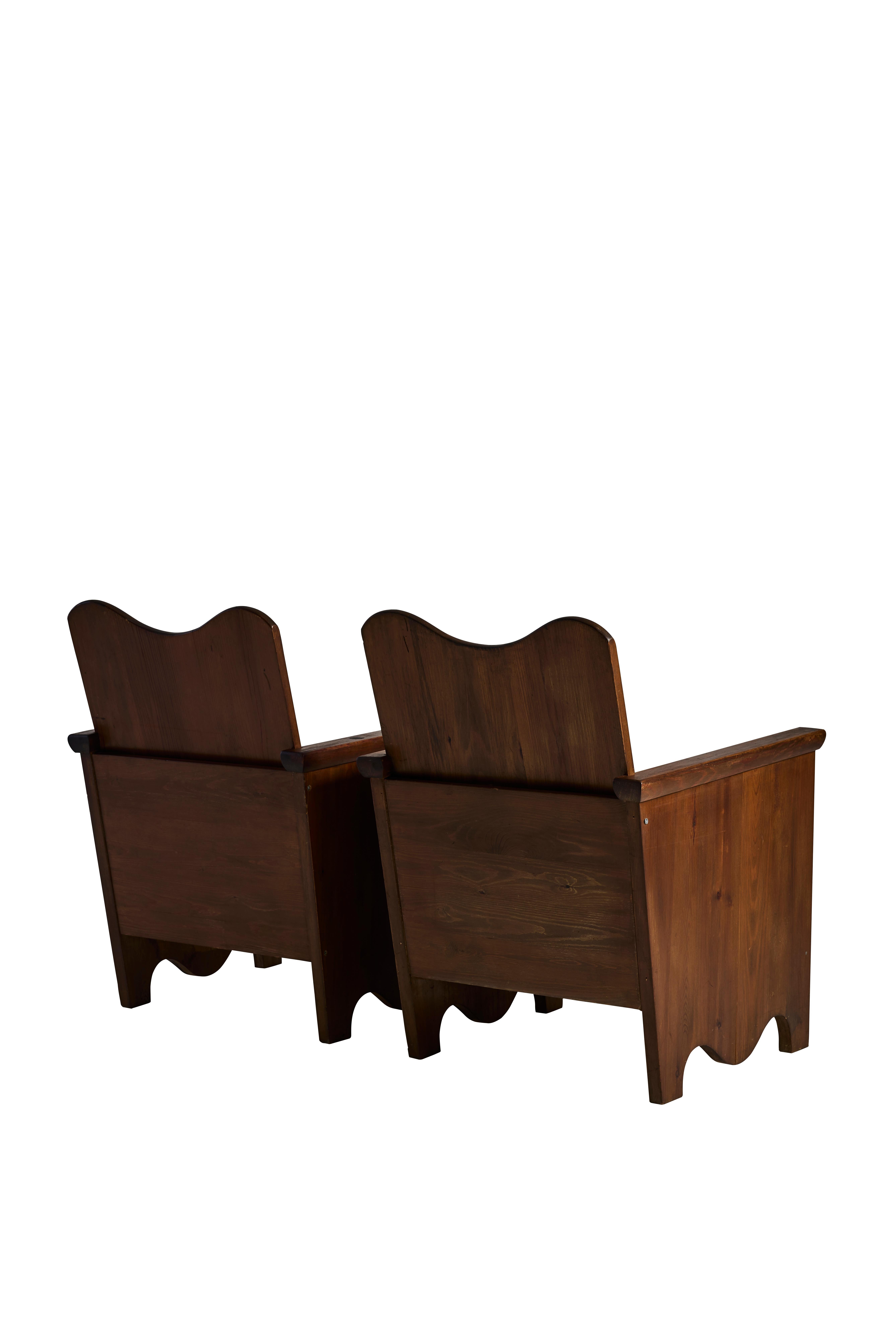 Scandinave moderne Paire de fauteuils en pin d'art populaire suédois, années 1930 en vente