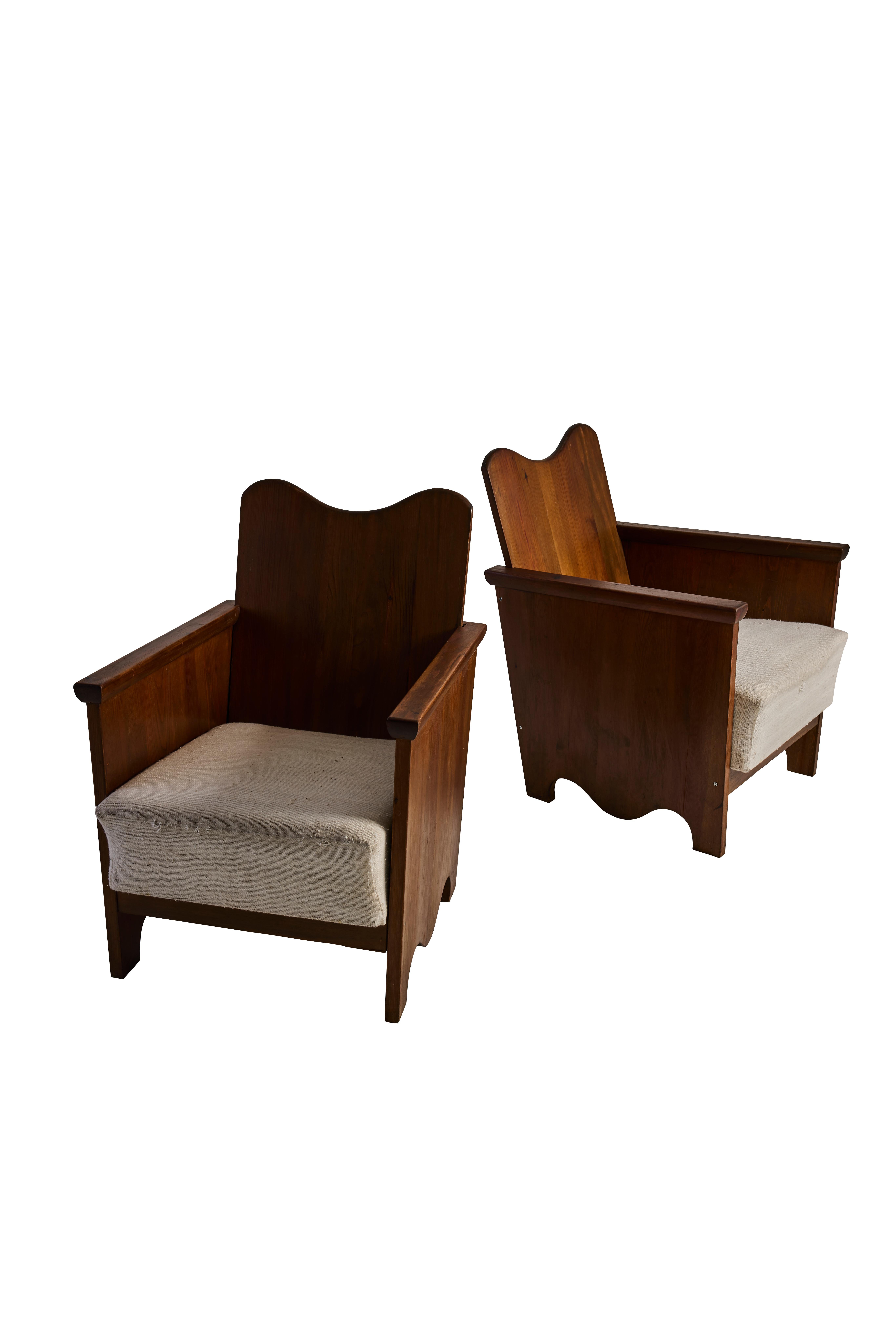 Paire de fauteuils en pin d'art populaire suédois, années 1930 Bon état - En vente à Göteborg, SE