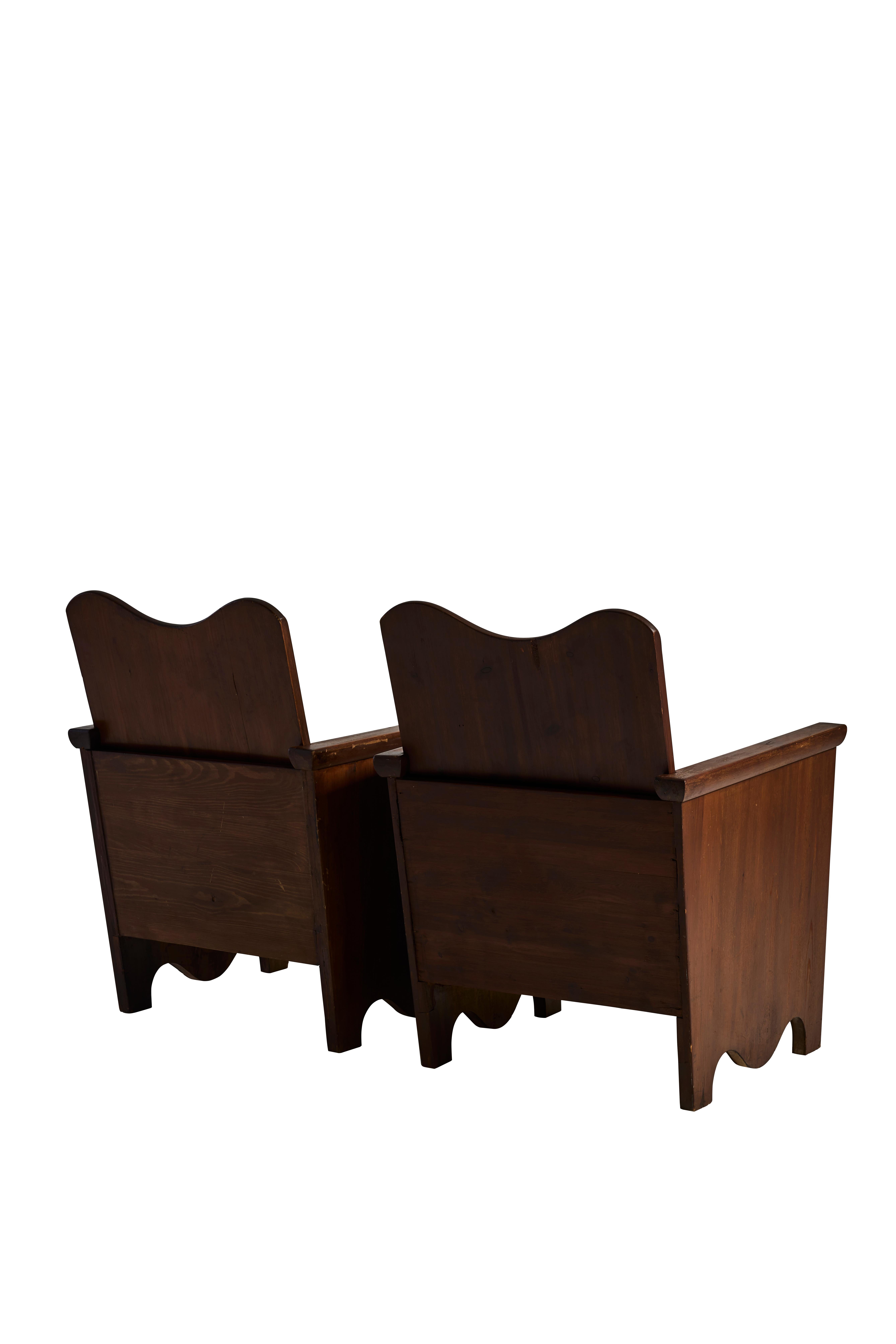 Paire de fauteuils en pin d'art populaire suédois, années 1930 Bon état - En vente à Göteborg, SE