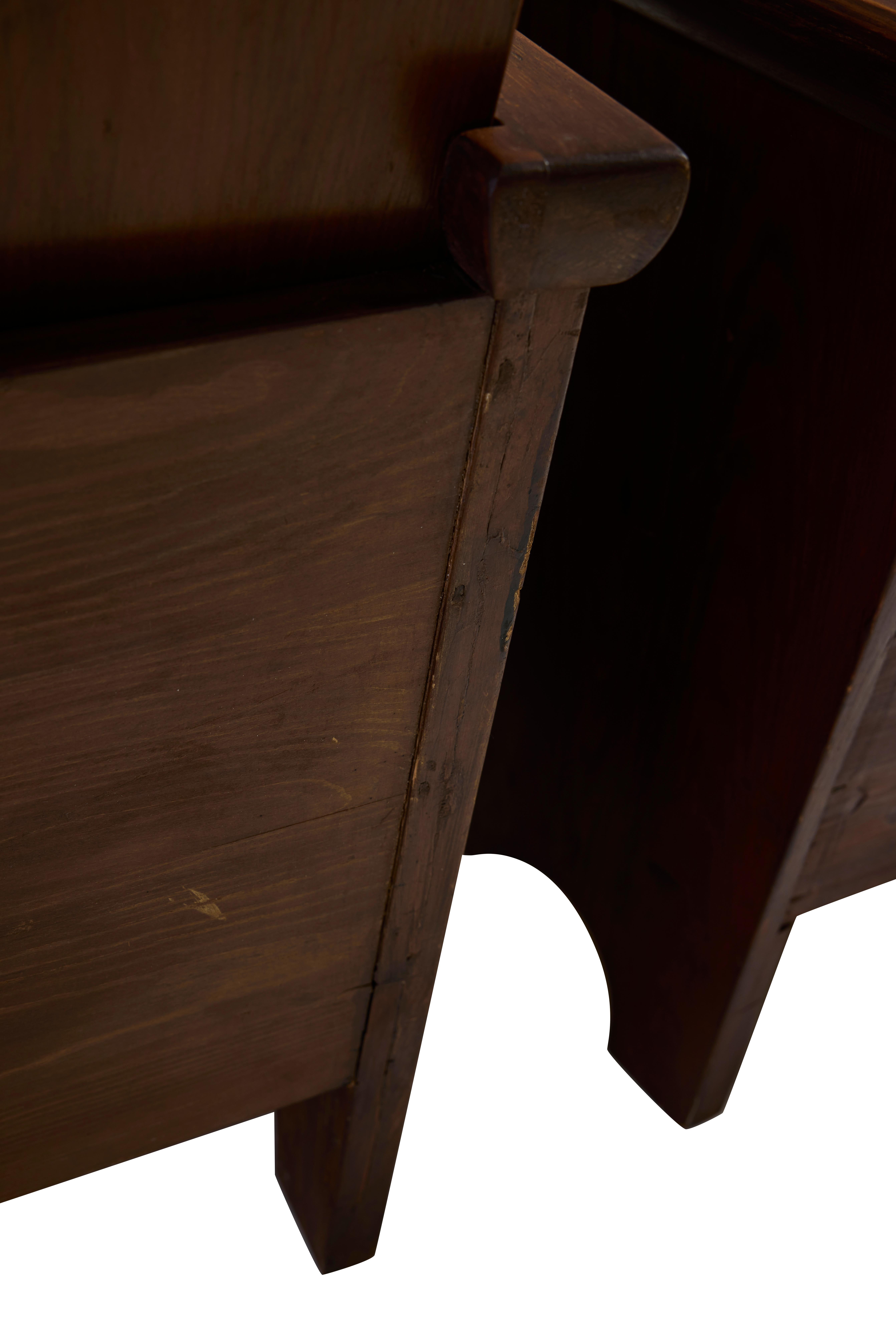 Paire de fauteuils en pin d'art populaire suédois, années 1930 en vente 1