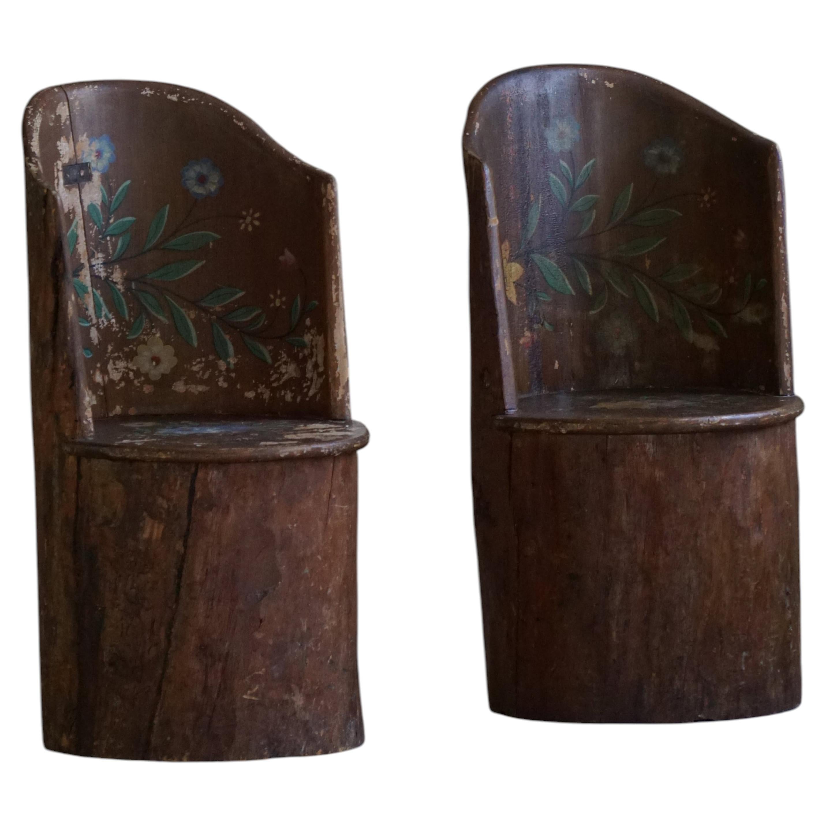 Paire de chaises-souches d'art populaire suédois, ornées de motifs floraux peints, fin du XIXe siècle