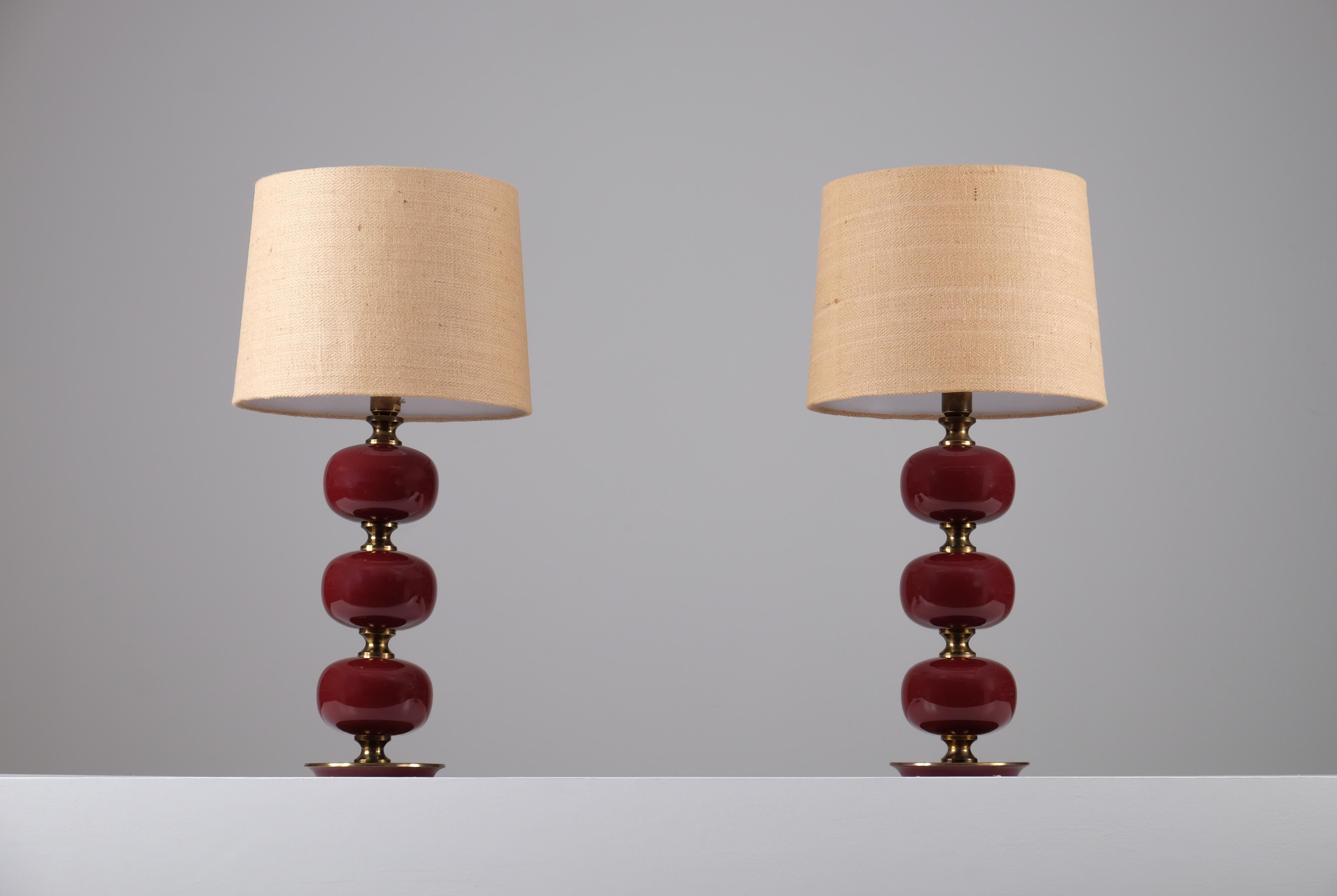 Scandinave moderne Paire de lampes de table suédoises en verre et laiton par Tranås Stilarmatur, années 1960