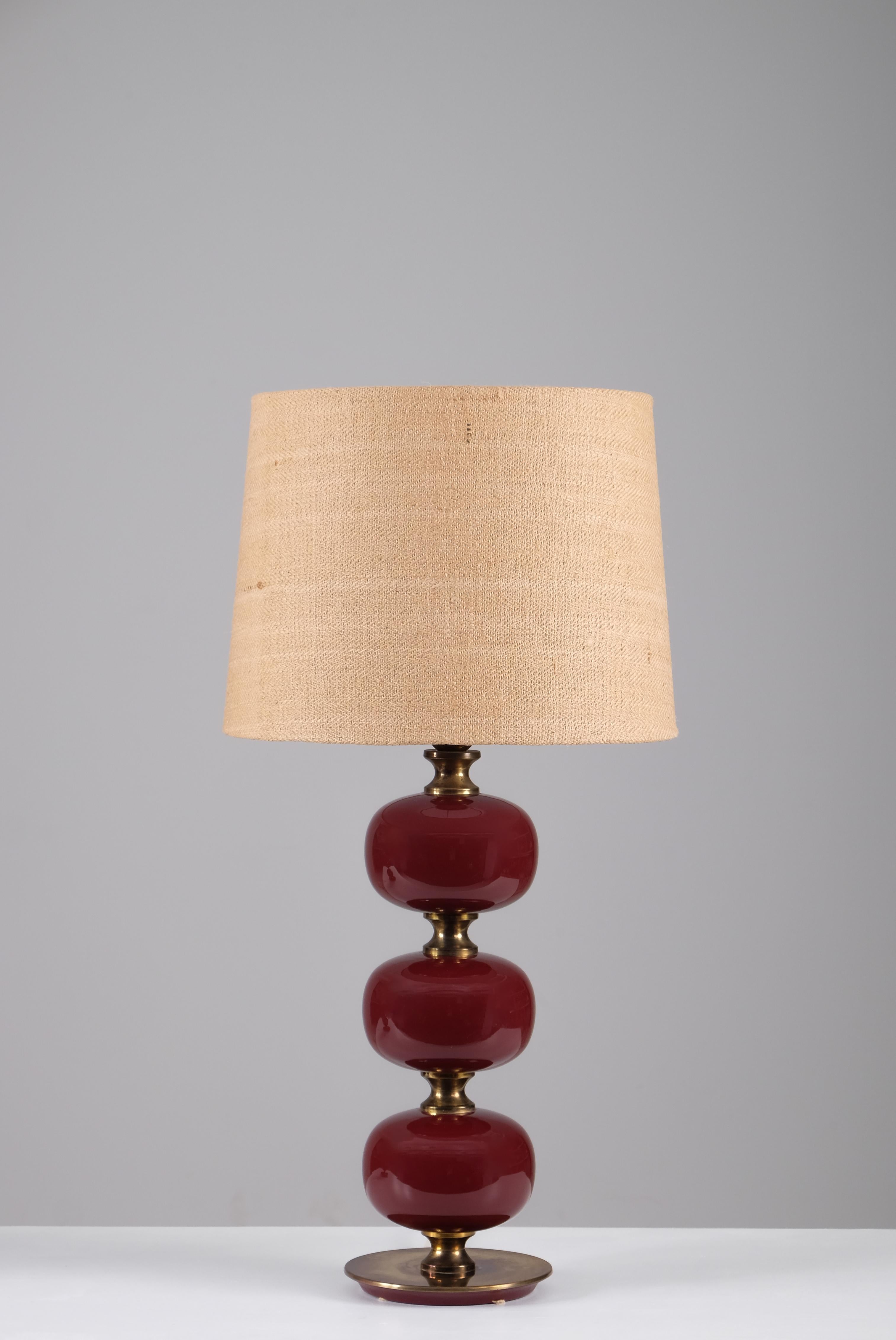 Suédois Paire de lampes de table suédoises en verre et laiton par Tranås Stilarmatur, années 1960