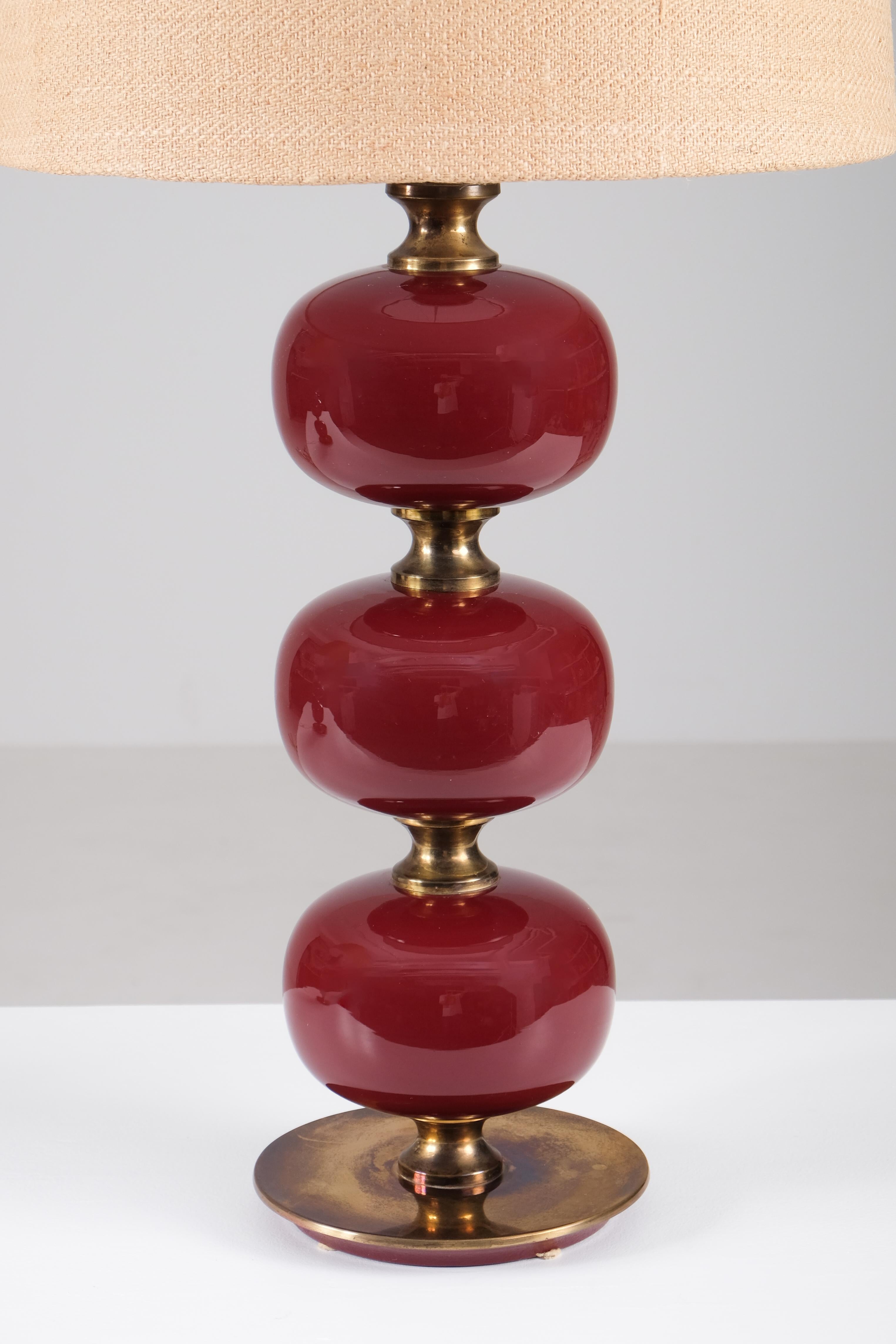 Paire de lampes de table suédoises en verre et laiton par Tranås Stilarmatur, années 1960 Bon état à Stockholm, SE
