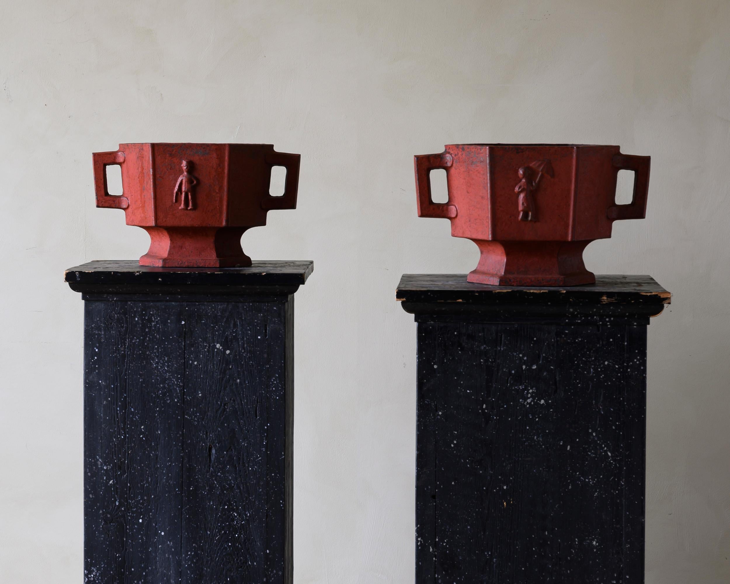 Pair of Swedish Grace 'Art Deco' 1930s Cast Iron Urns In Good Condition For Sale In Mjöhult, SE
