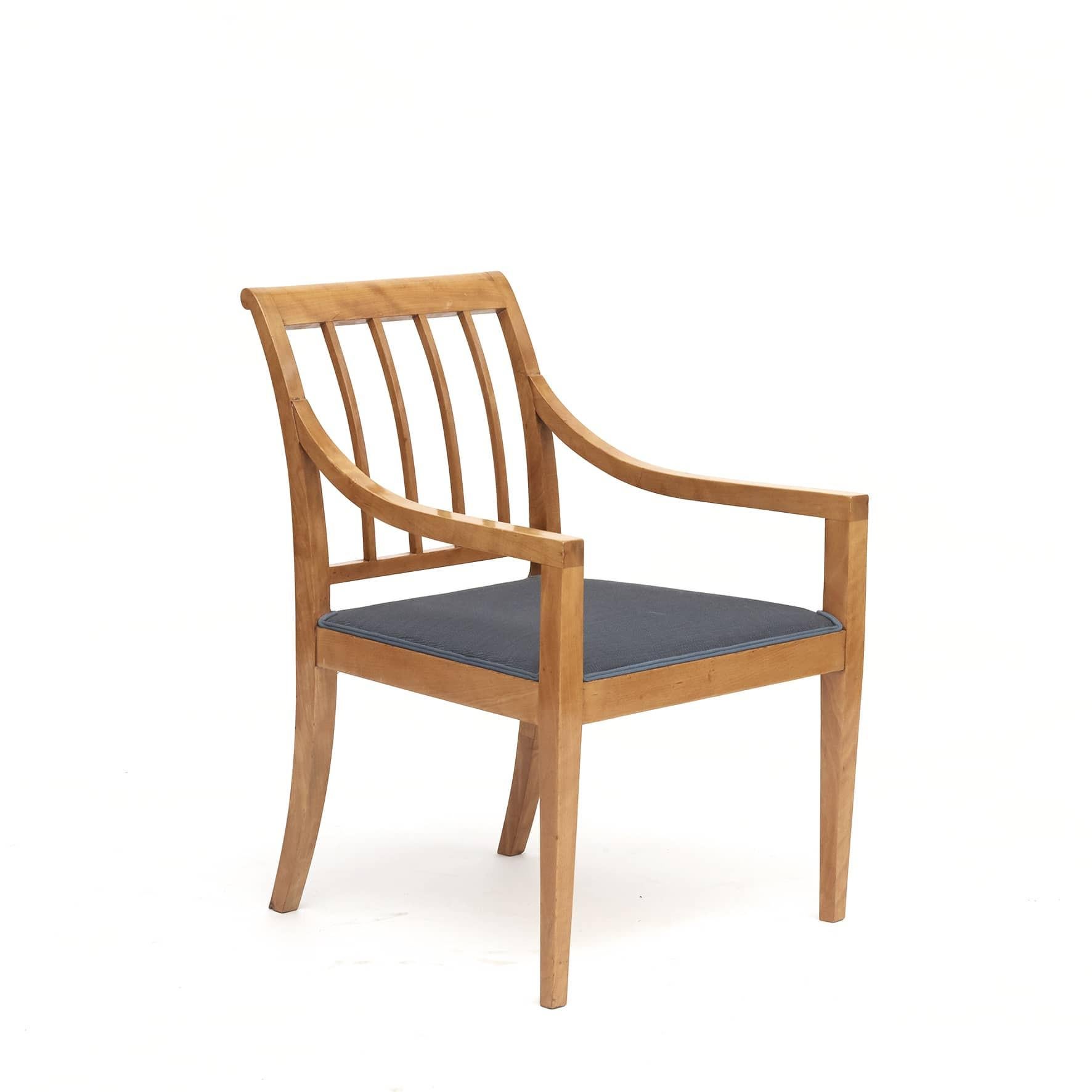 Paire de fauteuils Grace suédois.
Fabriqué en bouleau et recouvert d'un textile tissé bleu pétrole.
Vendu par paire (le prix est pour la paire) 