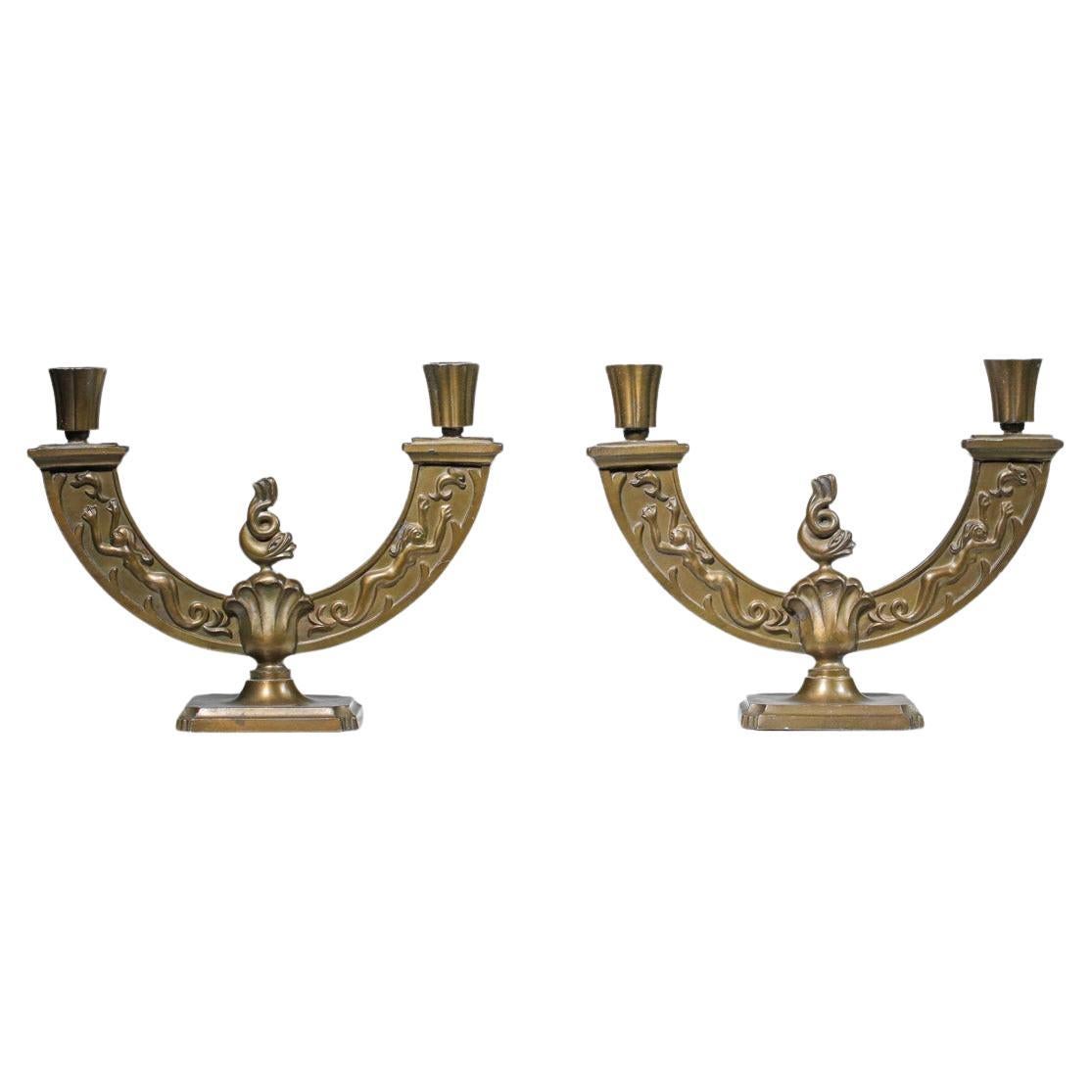 Paire de chandeliers scandinaves gracieux en métal doré 