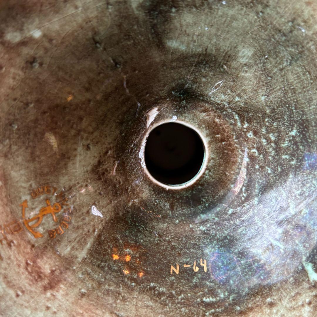 Cette paire de bougeoirs en faïence émaillée, conçue par Josef Eleg pour Gustavsberg dans les années 1920, présente d'élégants détails dorés caractéristiques du mouvement Grace suédois. Un chandelier a été réparé professionnellement après une