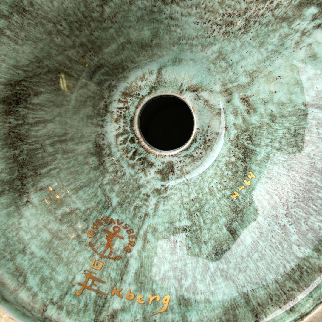 Vernissé Paire de chandeliers suédois en faïence dorée et émaillée de Josef Ekberg en vente