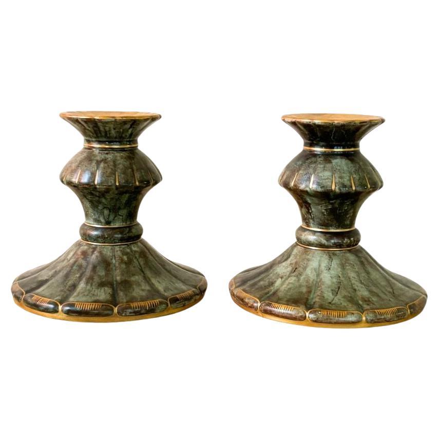 Coppia di candelieri svedesi in terracotta dorata e smaltata Grace di Josef Ekberg