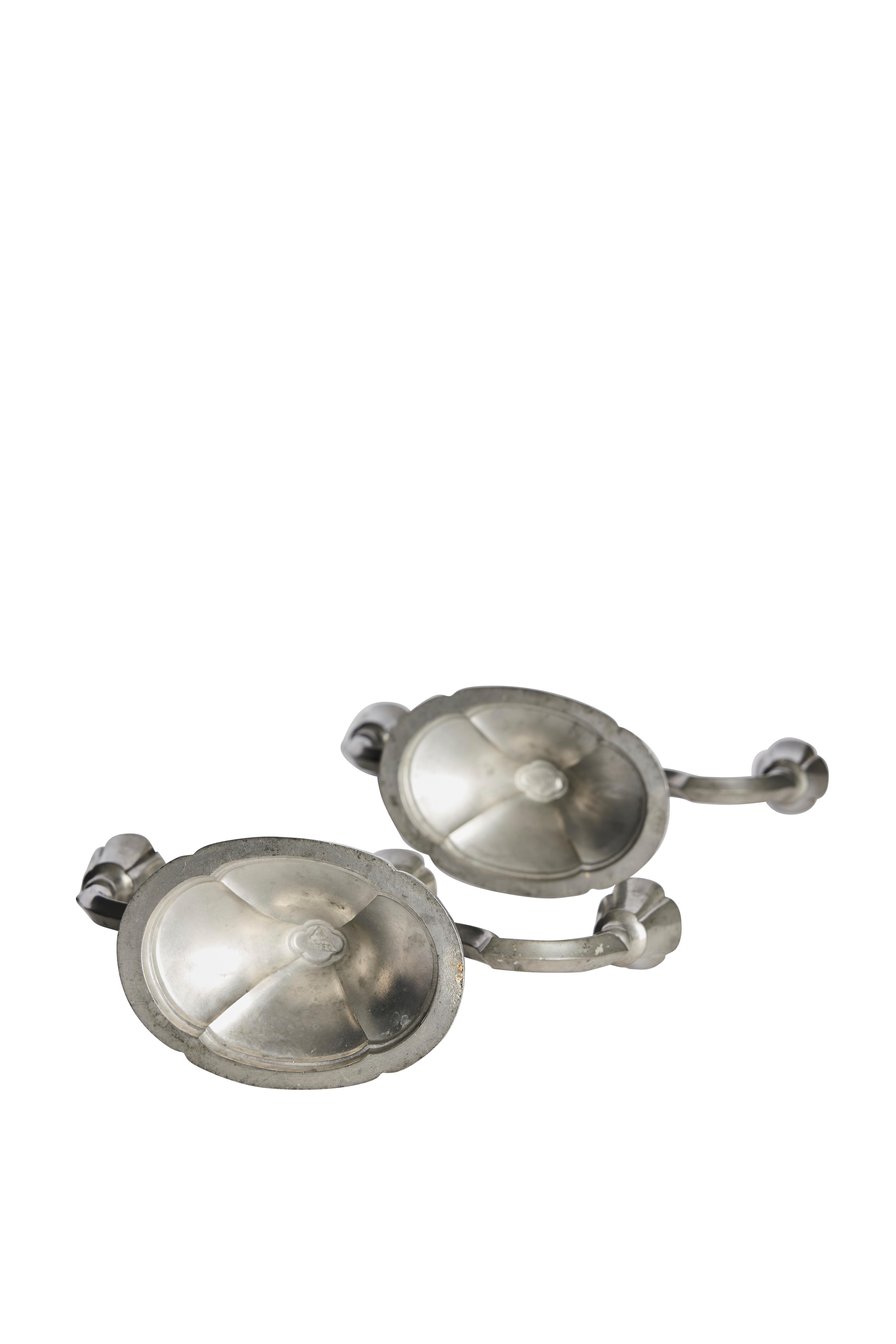 Scandinavo moderno Coppia di candelabri svedesi in peltro Grace di CESO, anni '30 in vendita