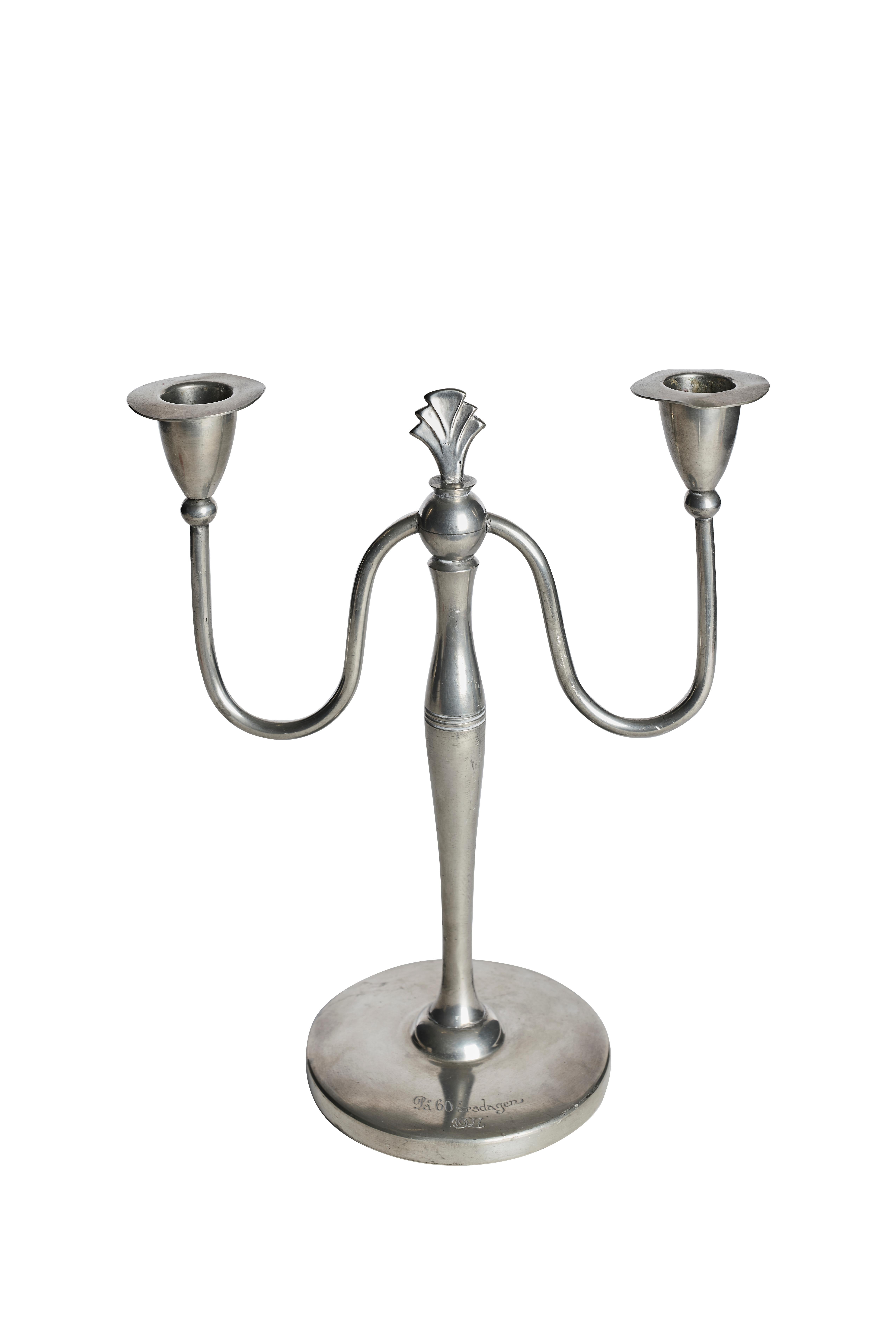 Eleganza della coppia di candelabri Swedish Grace in peltro, Svezia, anni '30 circa. Questi portacandele a due bracci catturano l'estetica raffinata del periodo Swedish Grace, uno stile dei primi del Novecento che fonde l'influenza neoclassica con