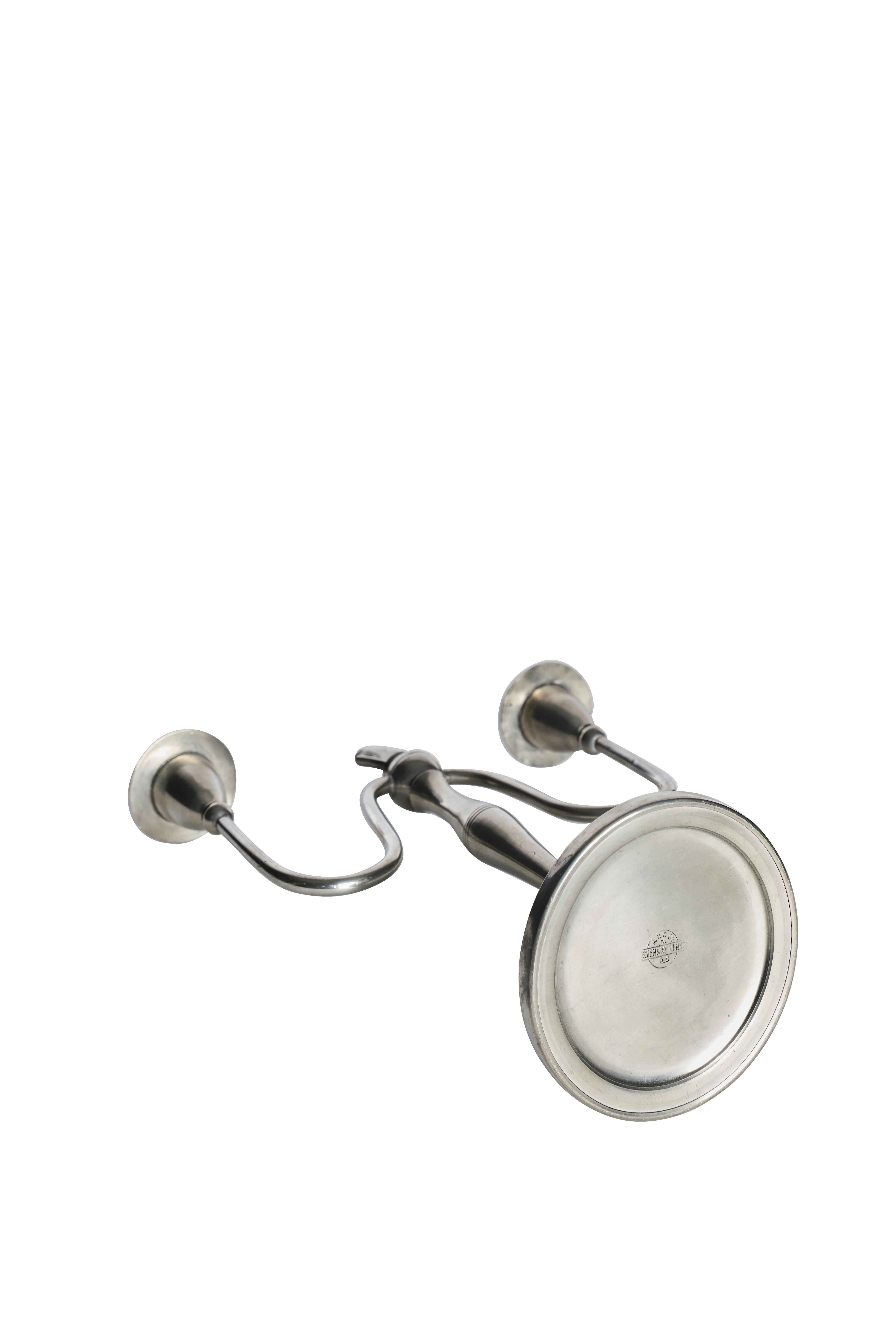Scandinavo moderno Coppia di candelabri svedesi in peltro Grace di A.H. & Co, Svenskt Tenn, anni '30, Svezia in vendita