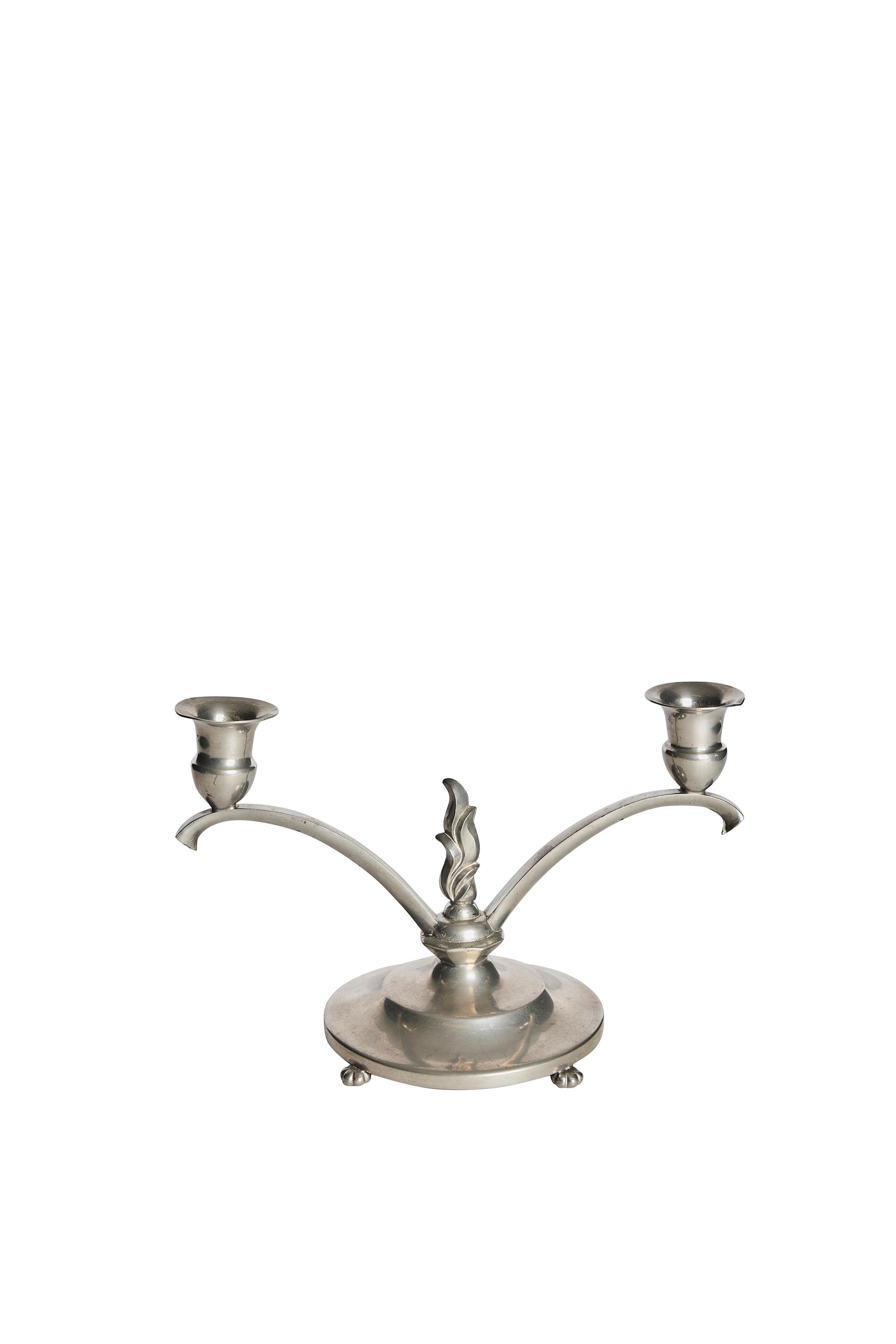 Paire de candélabres en étain des années 1930 dans le style raffiné Swedish Grace. Fabriqués par Mabos Tenn et marqués Svenskt Tenn, ces bougeoirs sculpturaux reflètent l'élégance et l'équilibre typiques de la transition de l'Art déco au classicisme