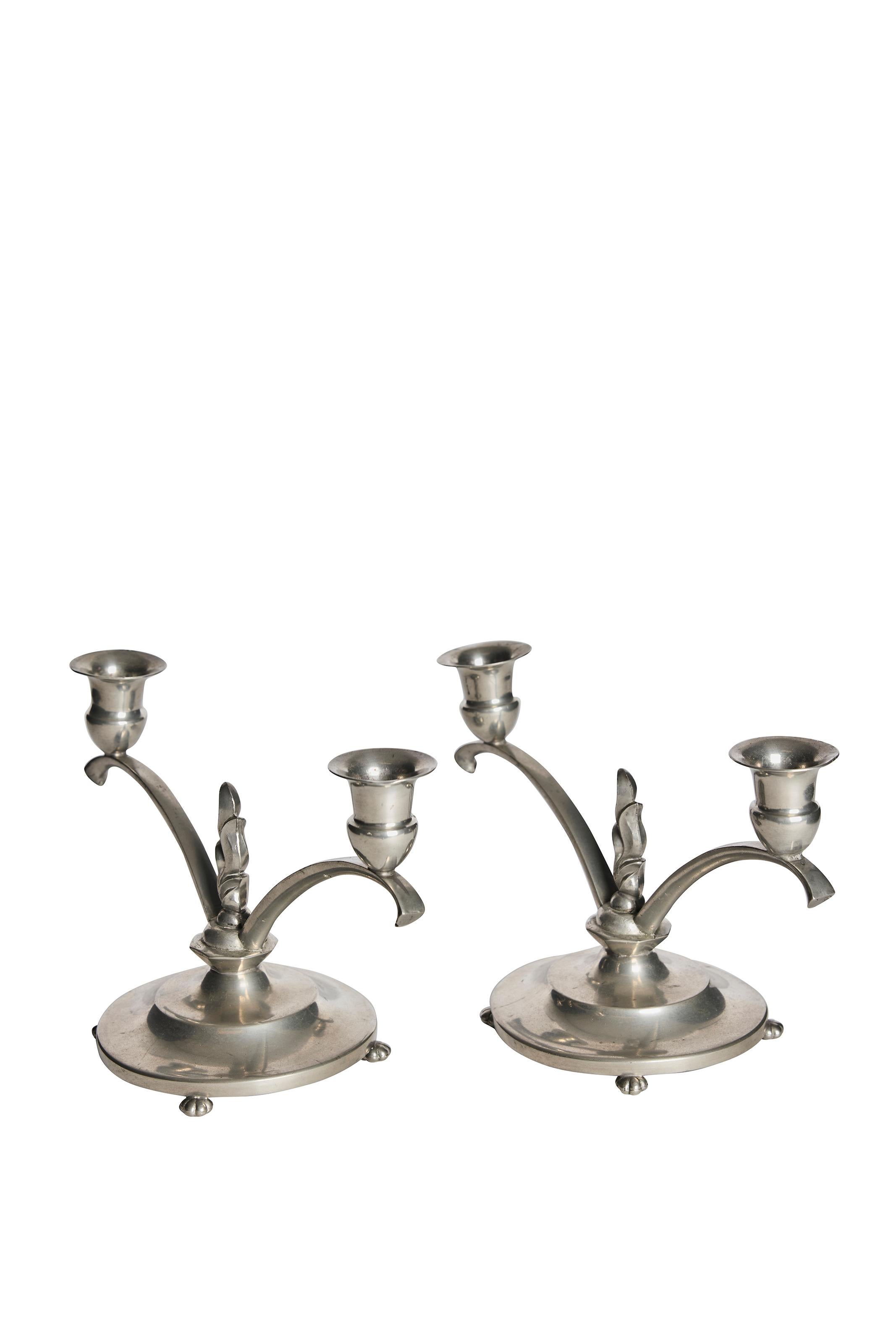 Scandinave moderne Paire de chandeliers suédois en étain Grace par Mabos Tenn, Svenskt Tenn, années 1930 en vente