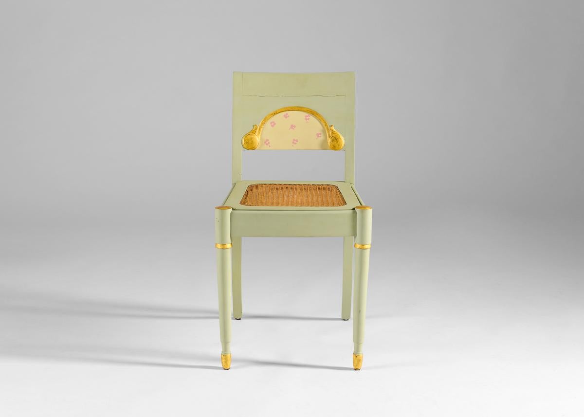 Die schwedische Grace-Bewegung ist die Bezeichnung für das schwedische Art déco. Ihre wichtigsten Vertreter waren Carl Hörvik (1881-1954), Carl Malmsten (1888-1972) und Axel Einar Hjorth (1888-1959). Jeder Stuhl, der in einem zeitgemäßen Hellgrün