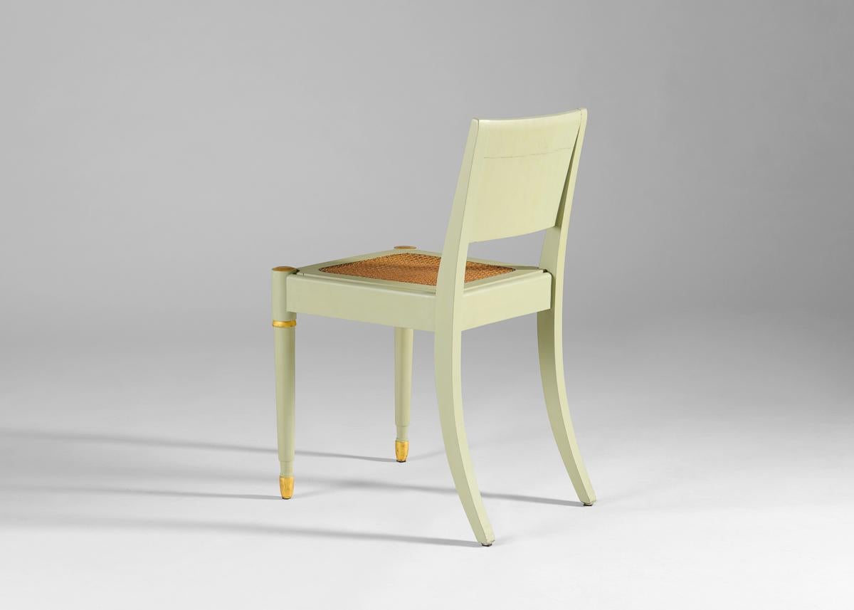 Schwedische Grace-Beistellstühle, bemalt und vergoldetes Holz, Sitze aus Schilfrohr, um 1920, Paar im Zustand „Gut“ im Angebot in New York, NY