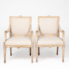 Paire de fauteuils suédois gustaviens en bouleau peint 1780 -1790