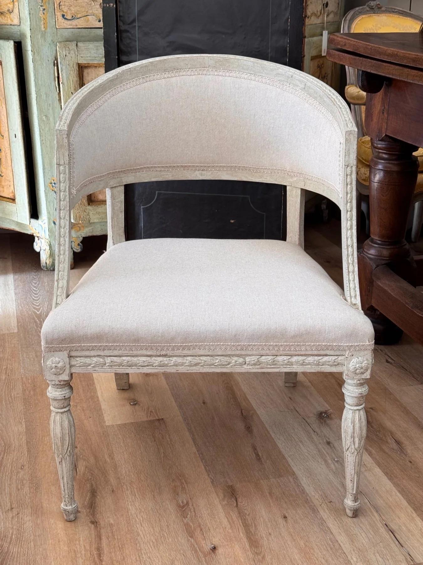 Pair of Swedish Gustavian Barrel-Back Chairs, early 19th Century In Good Condition In Charlottesville, VA