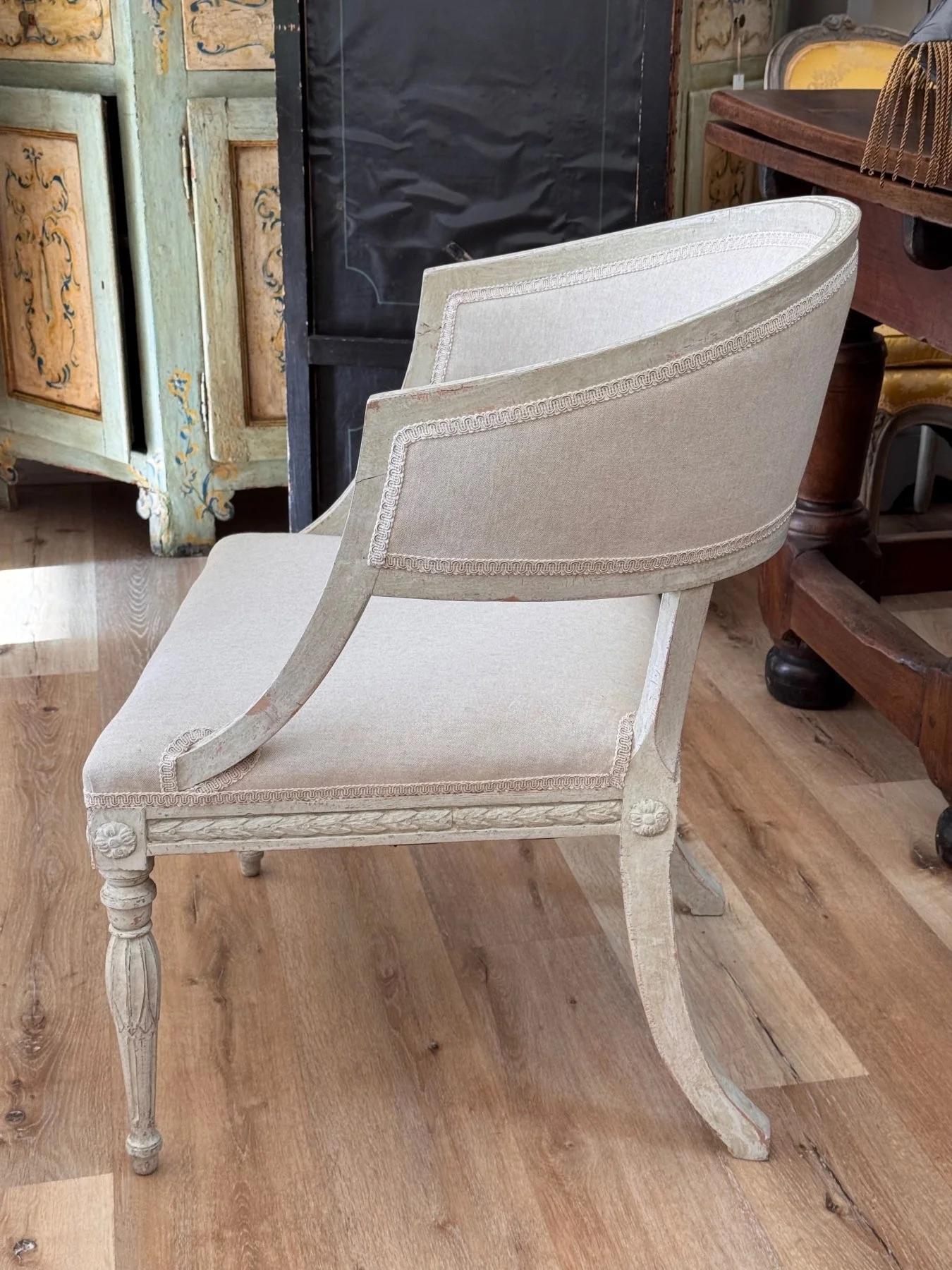 Pair of Swedish Gustavian Barrel-Back Chairs, early 19th Century 1