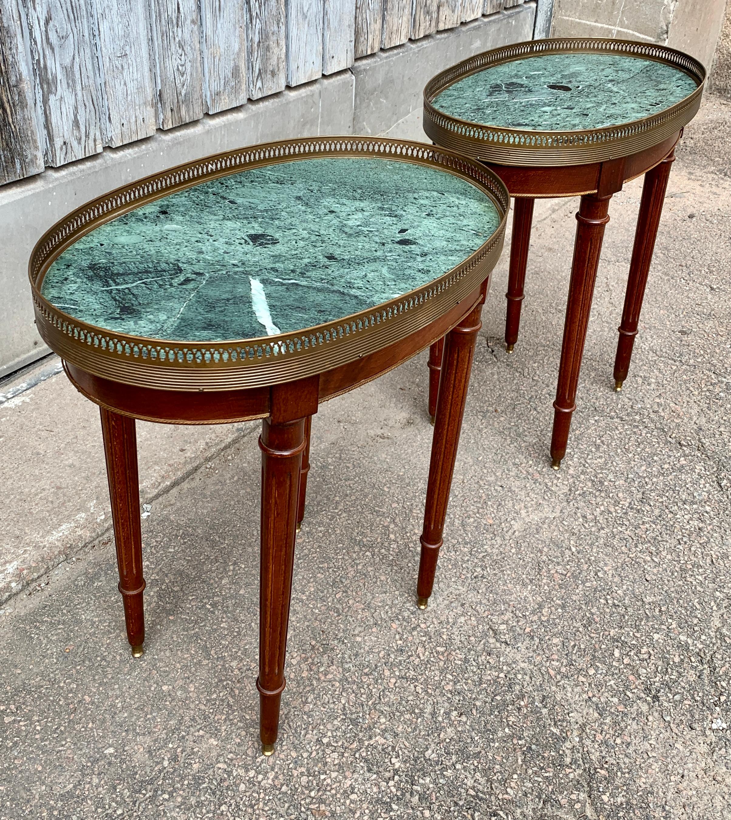 Paire de tables d'appoint ou d'extrémité gustaviennes suédoises avec plateau en pierre en vente 2