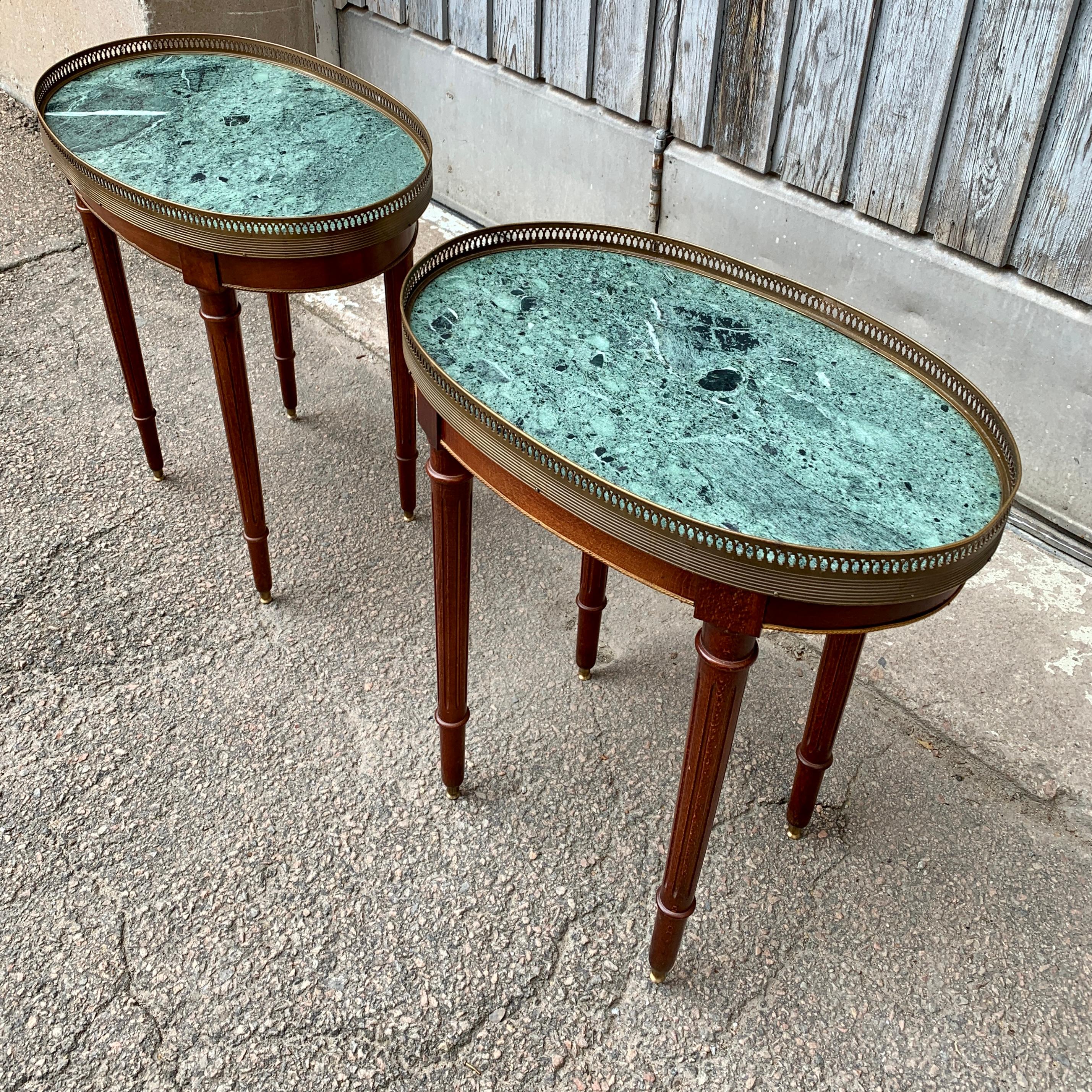 Laiton Paire de tables d'appoint ou d'extrémité gustaviennes suédoises avec plateau en pierre en vente