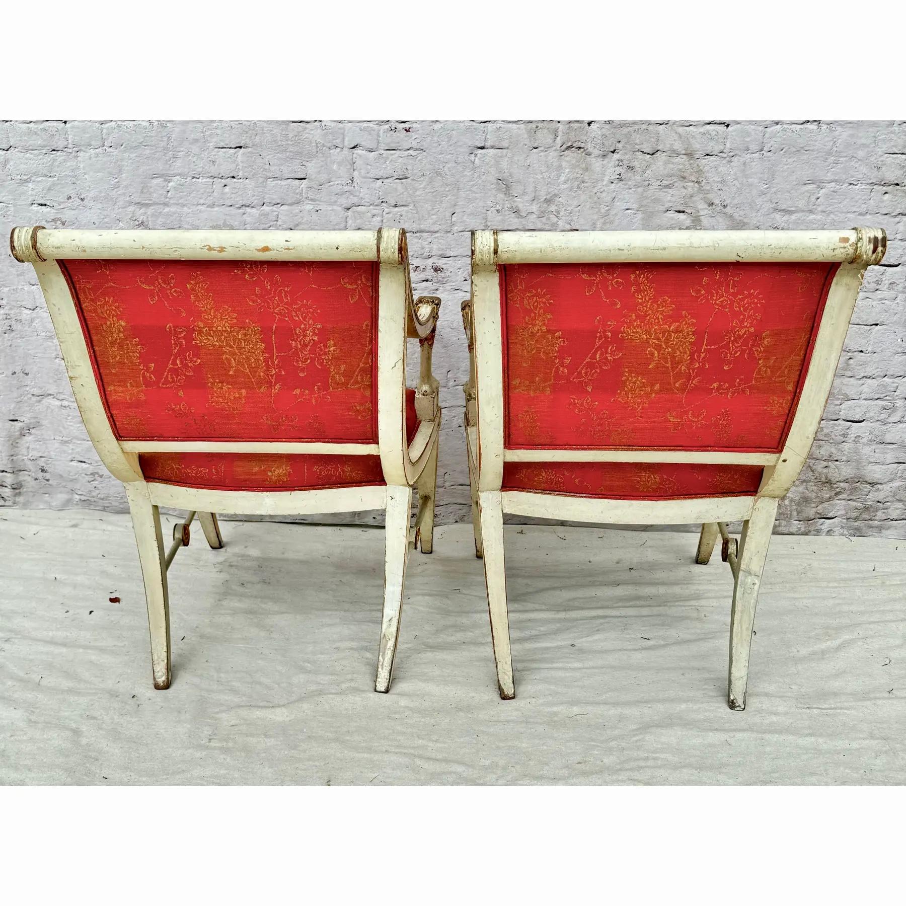 Paire de fauteuils suédois en bois peint et doré de style gustavien en vente 3