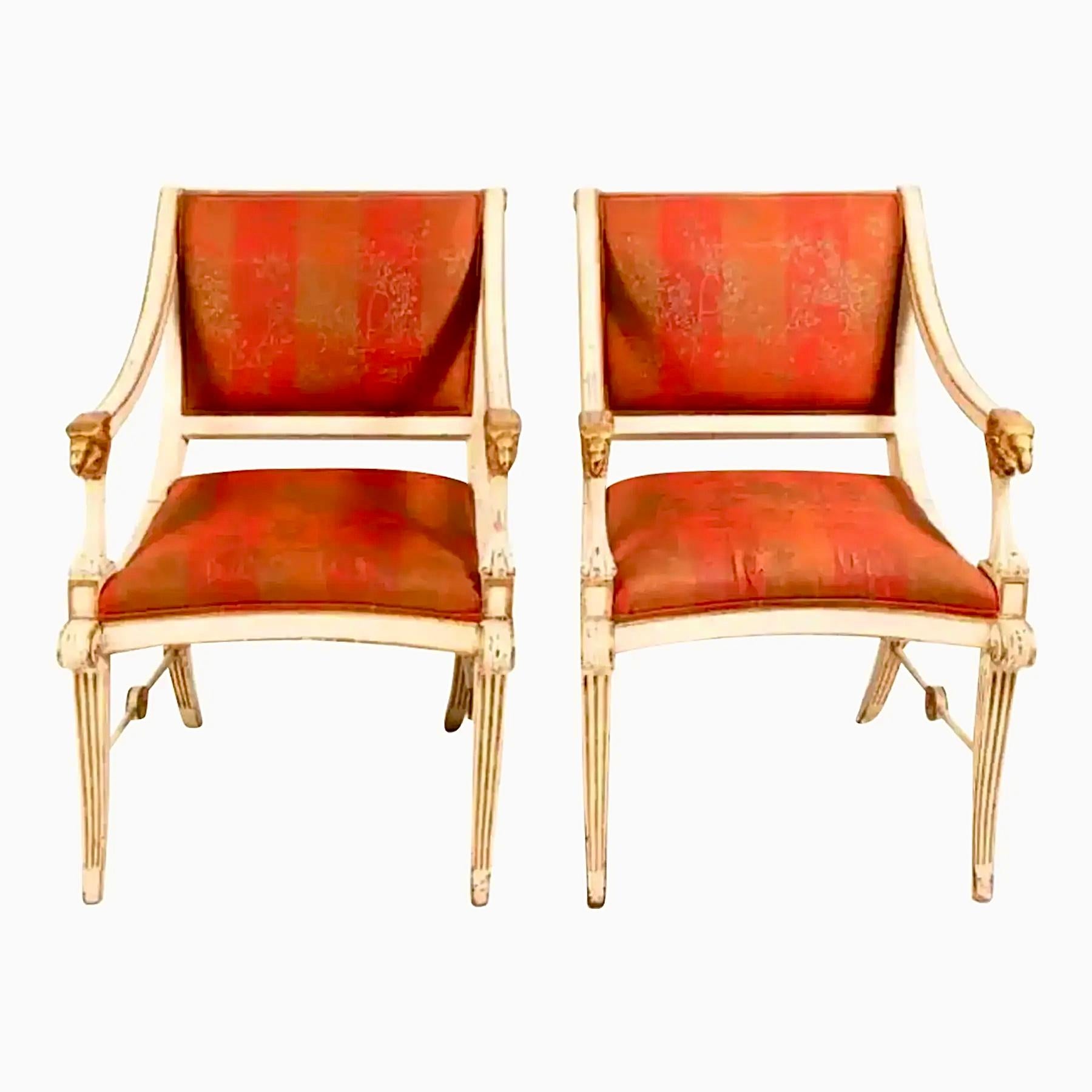 Magnifique paire de fauteuils suédois en bois peint et doré, vers 1790. La partie distale de chaque bras se termine par des têtes d'aigle dorées. Garniture dorée sur l'ensemble du cadre de couleur crème. Pieds incurvés et fuselés. Actuellement, le
