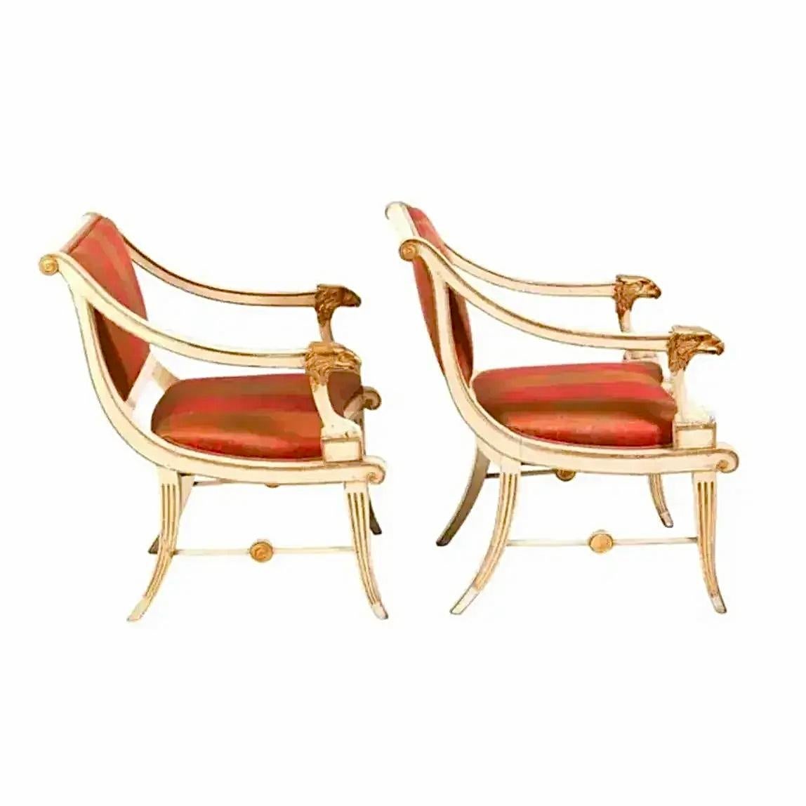 Gustavien Paire de fauteuils suédois en bois peint et doré de style gustavien en vente