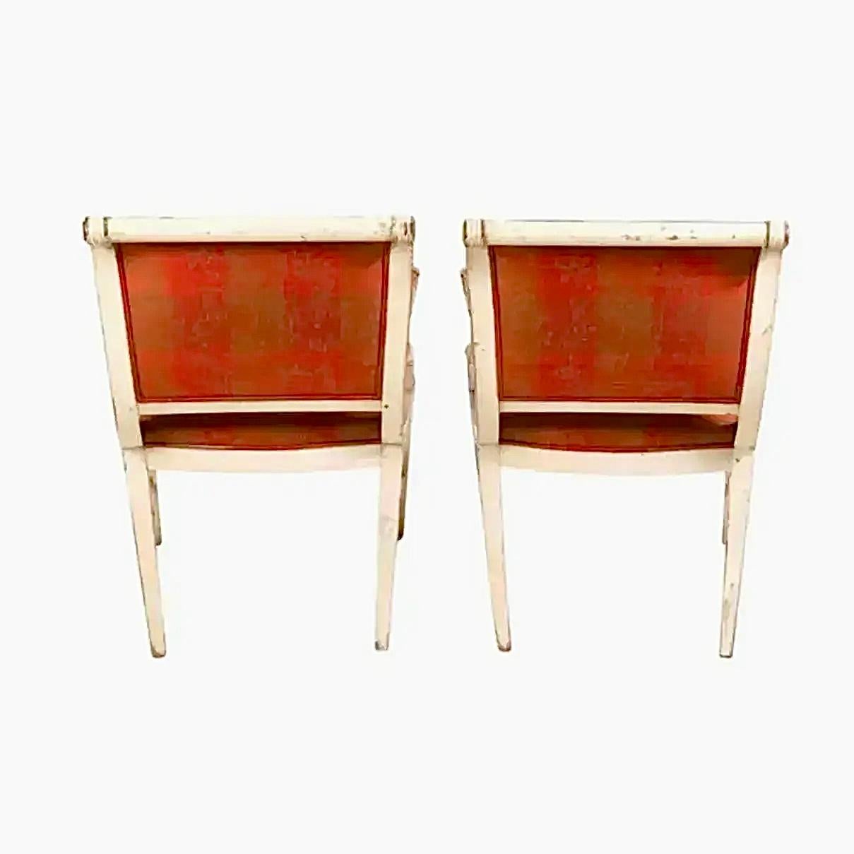 Suédois Paire de fauteuils suédois en bois peint et doré de style gustavien en vente