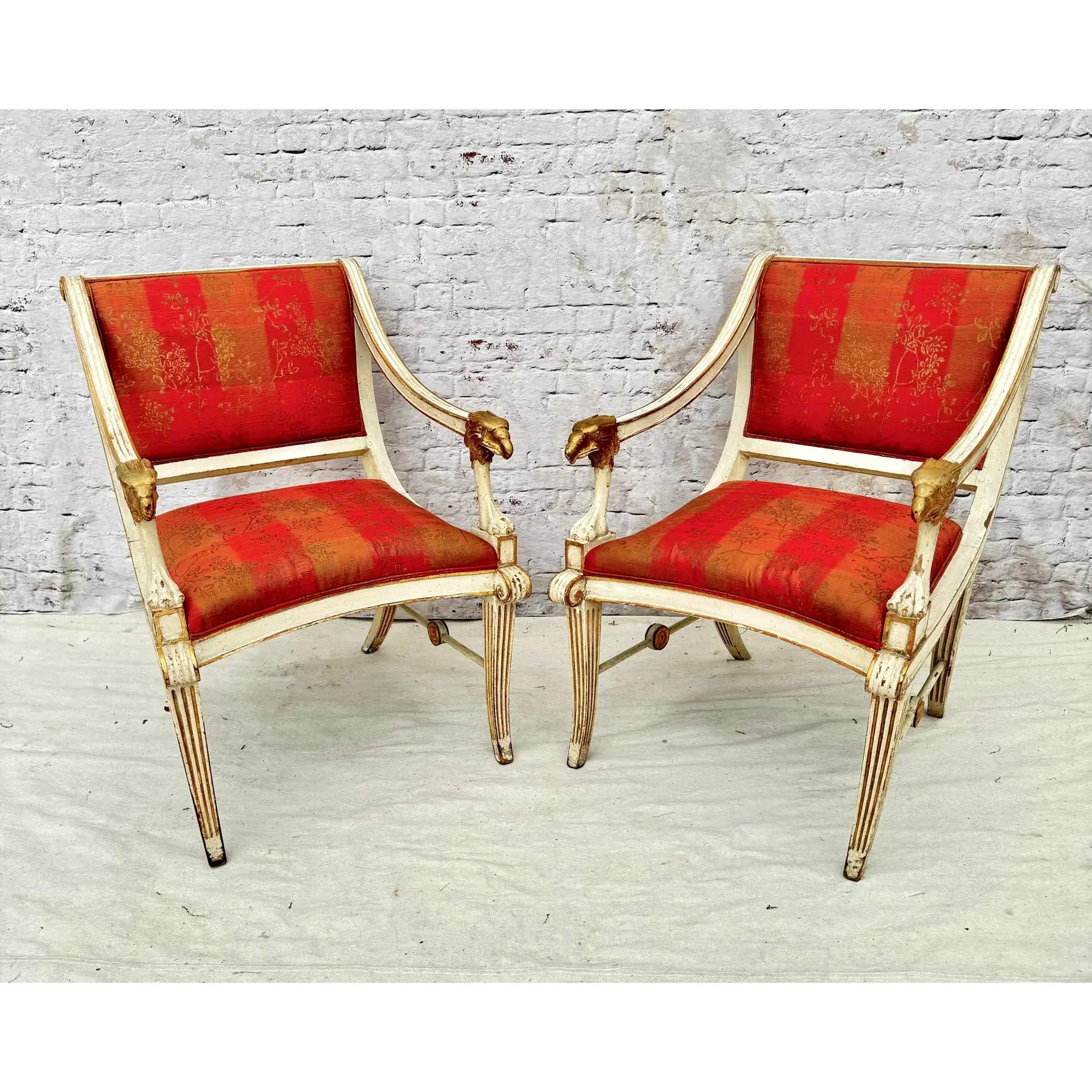 Paire de fauteuils suédois en bois peint et doré de style gustavien Bon état - En vente à Bradenton, FL