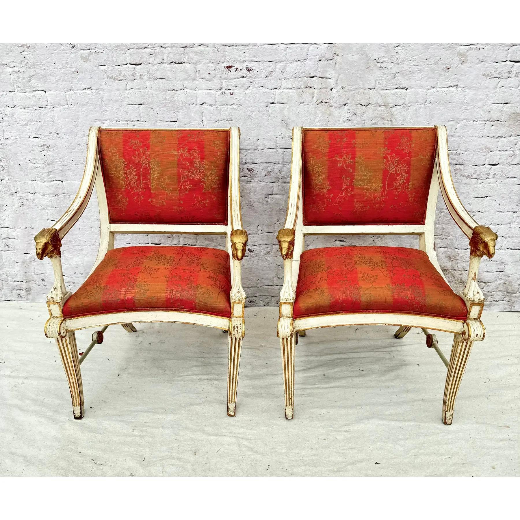 Paire de fauteuils suédois en bois peint et doré de style gustavien en vente 1