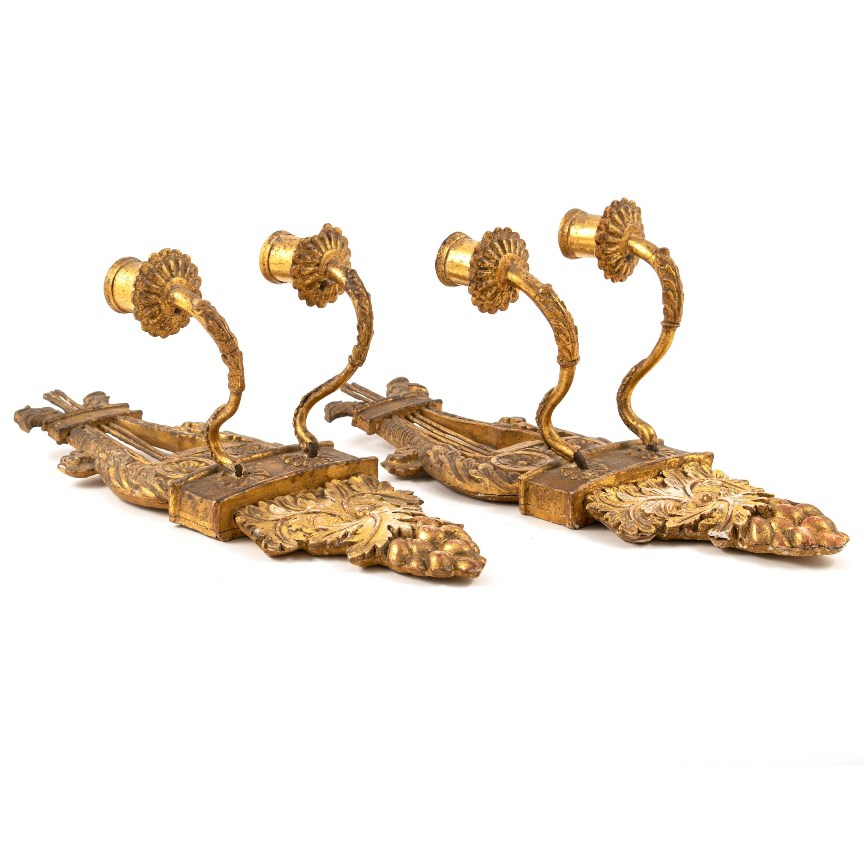 Pair of Swedish Gustavian double-arm sconces.
Carved giltwood. Lyre-shaped top with griffin heads. At the bottom vine leaves and grape clusters.
In original and untouched condition, with charming age-related patina.
Sweden, 1780-1800.