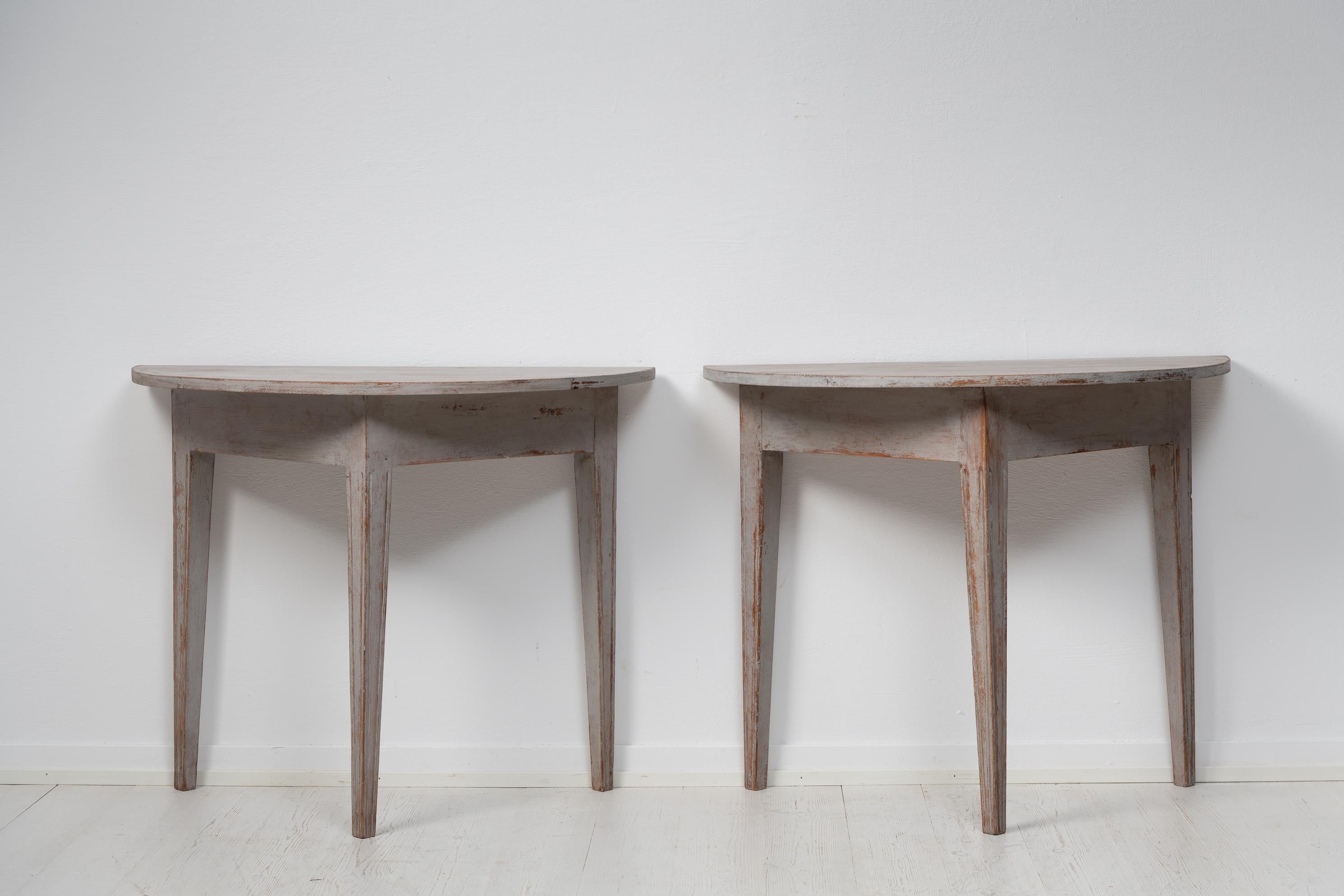 Schwedische Demi-Lune-Tische aus Gustavian. Der Tisch besteht aus zwei Halbkreisen, den so genannten demi lunes, daher der Name. Sie können zusammen als runder Tisch verwendet werden, der sich zum Beispiel hervorragend als Esstisch eignet. Er kann