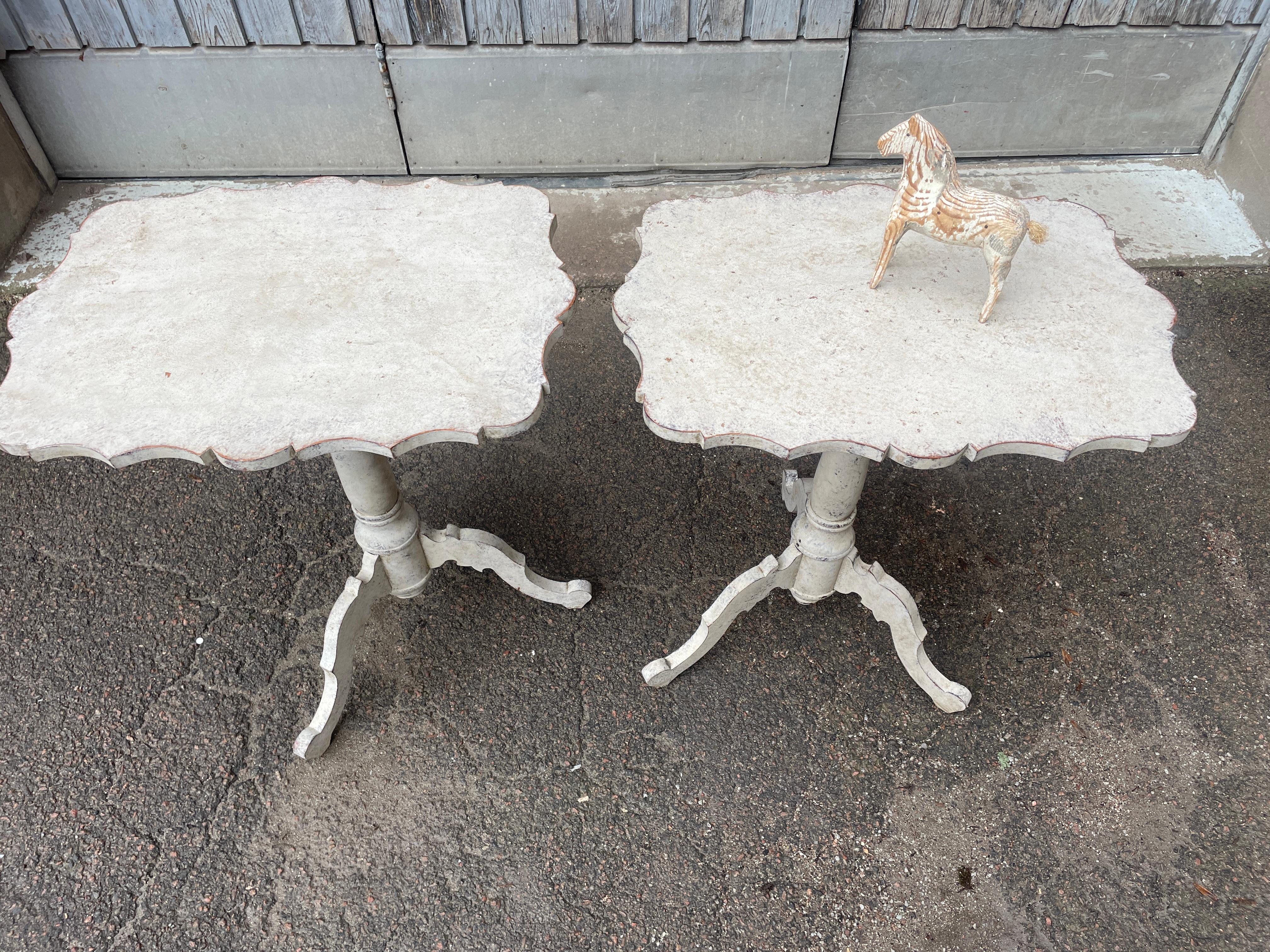 Pair of Swedish Gustavian Gueridon Wood Side Lamp Tables In Good Condition For Sale In Haddonfield, NJ