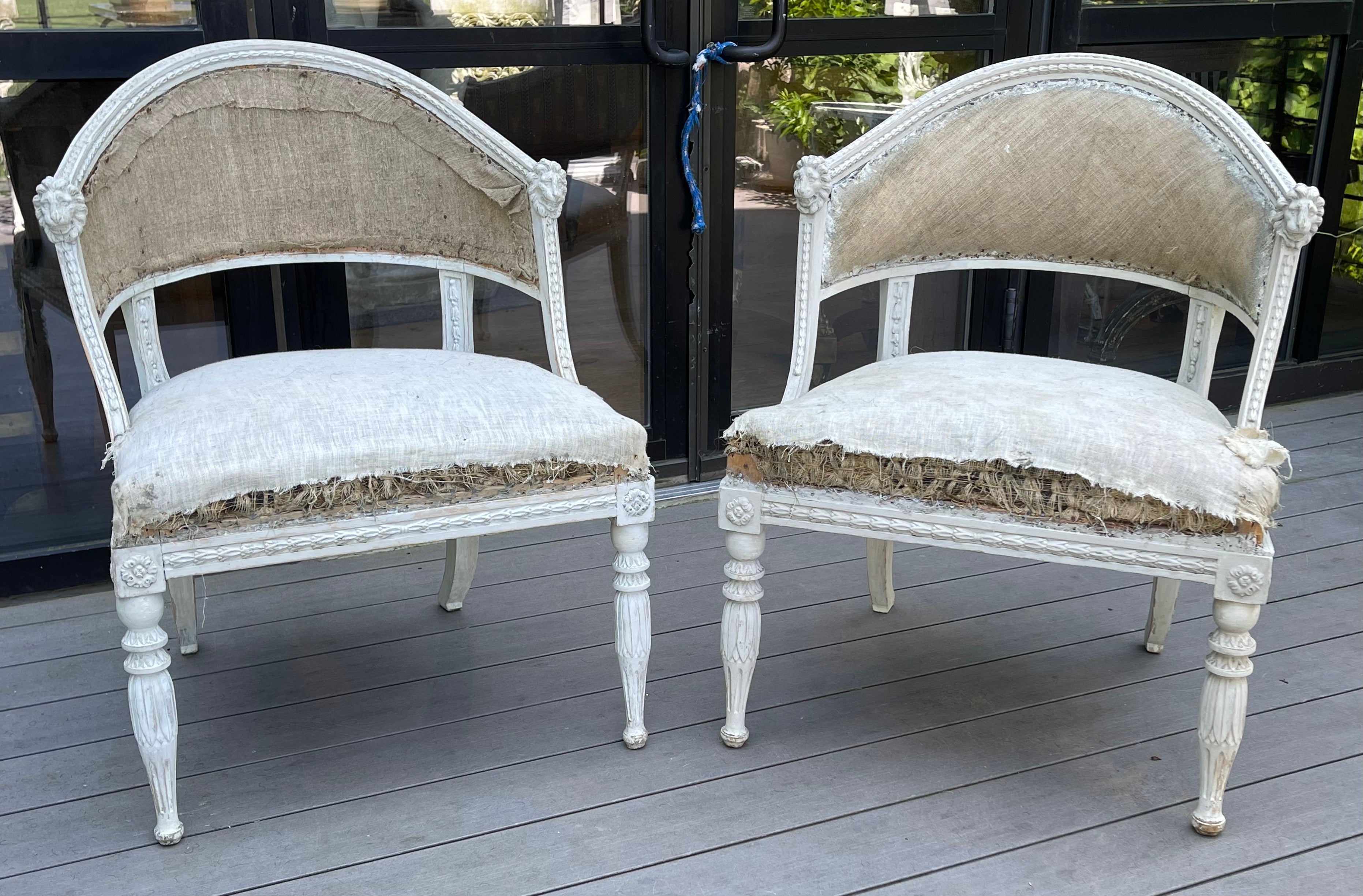 Ein Paar schwedische neoklassizistische Stühle, die Ephraim Stahl zugeschrieben werden. Typische gustavianische Form mit löwenköpfigen Armenden und geschwungenem Rücken. In sehr gutem baulichen Zustand. 

Zustand: frühe Farbe.  Muss neu gepolstert