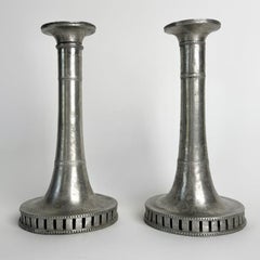 Ein Paar schwedische Zinnkerzenleuchter im gustavianischen Stil von Hans Wicksten