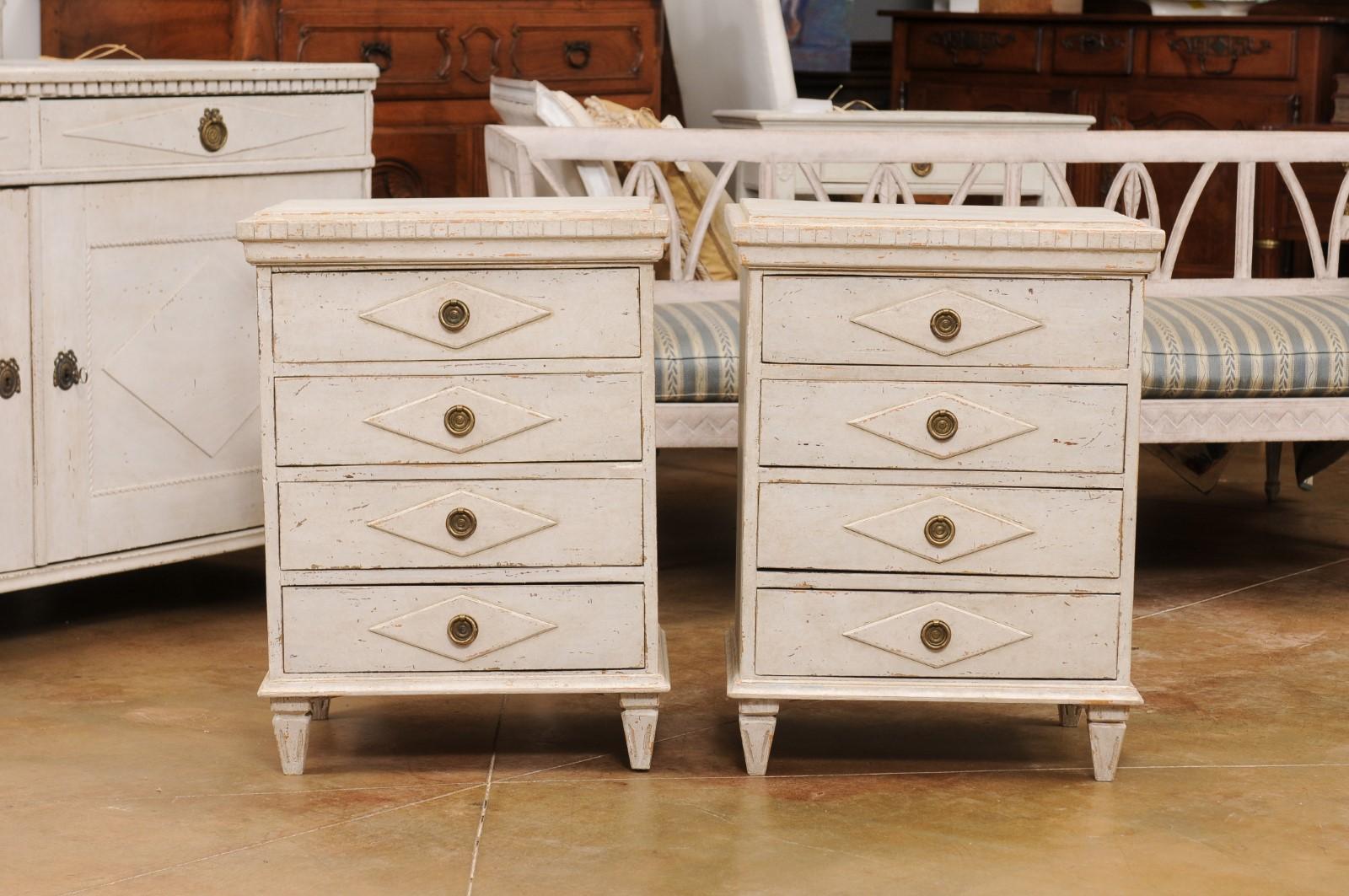 Pair of Swedish Gustavian Style 1900s Painted Bedside Tables with Four Drawers In Good Condition In Atlanta, GA