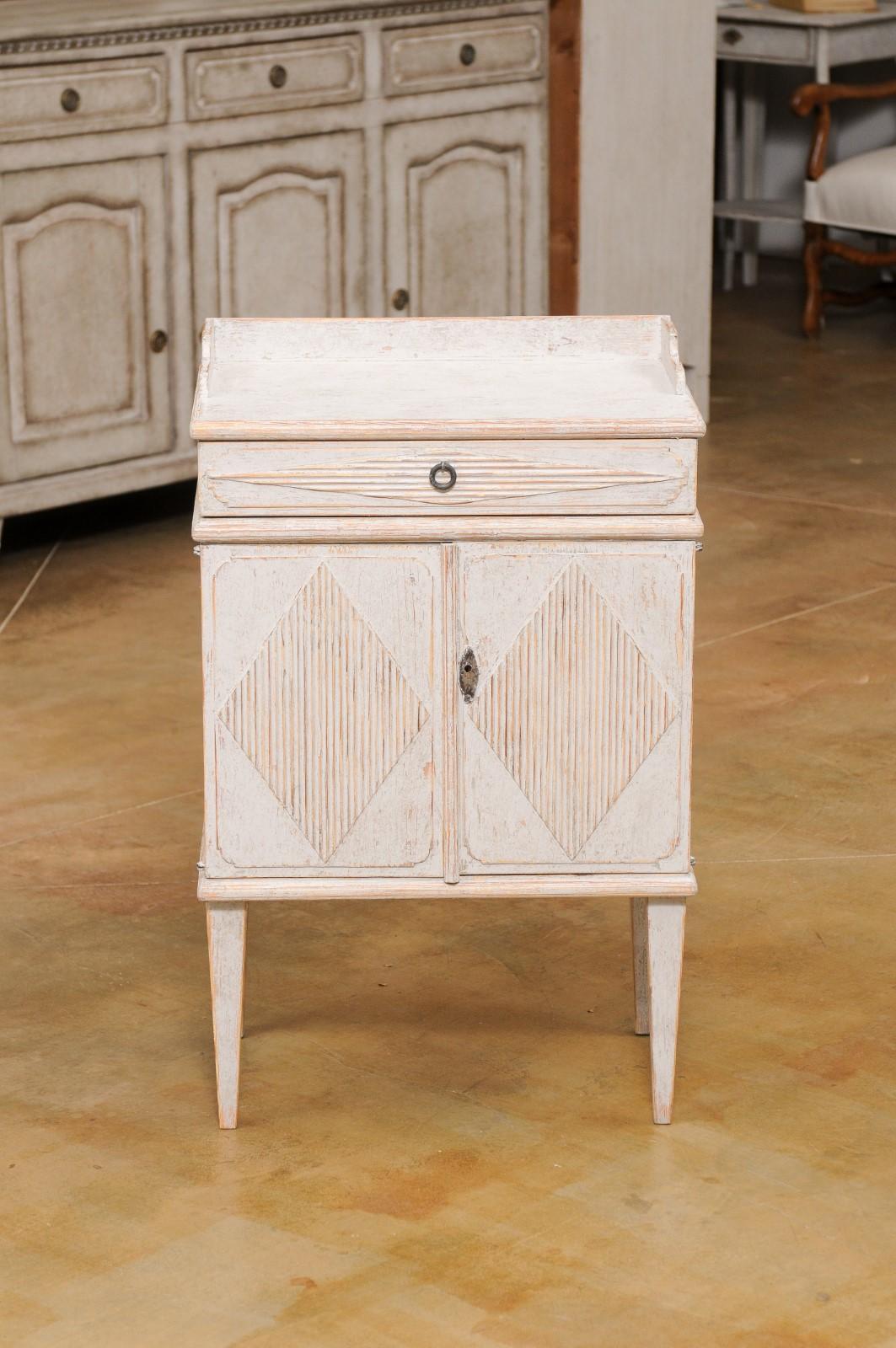 Pair of Swedish Gustavian Style 1920s Painted Bedside Tables with Diamond Motifs In Good Condition In Atlanta, GA