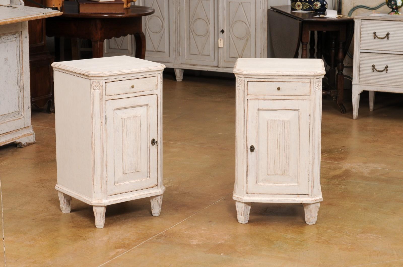 Carved Pair of Swedish Gustavian Style 19th Century Painted Wood Nightstands Tables For Sale