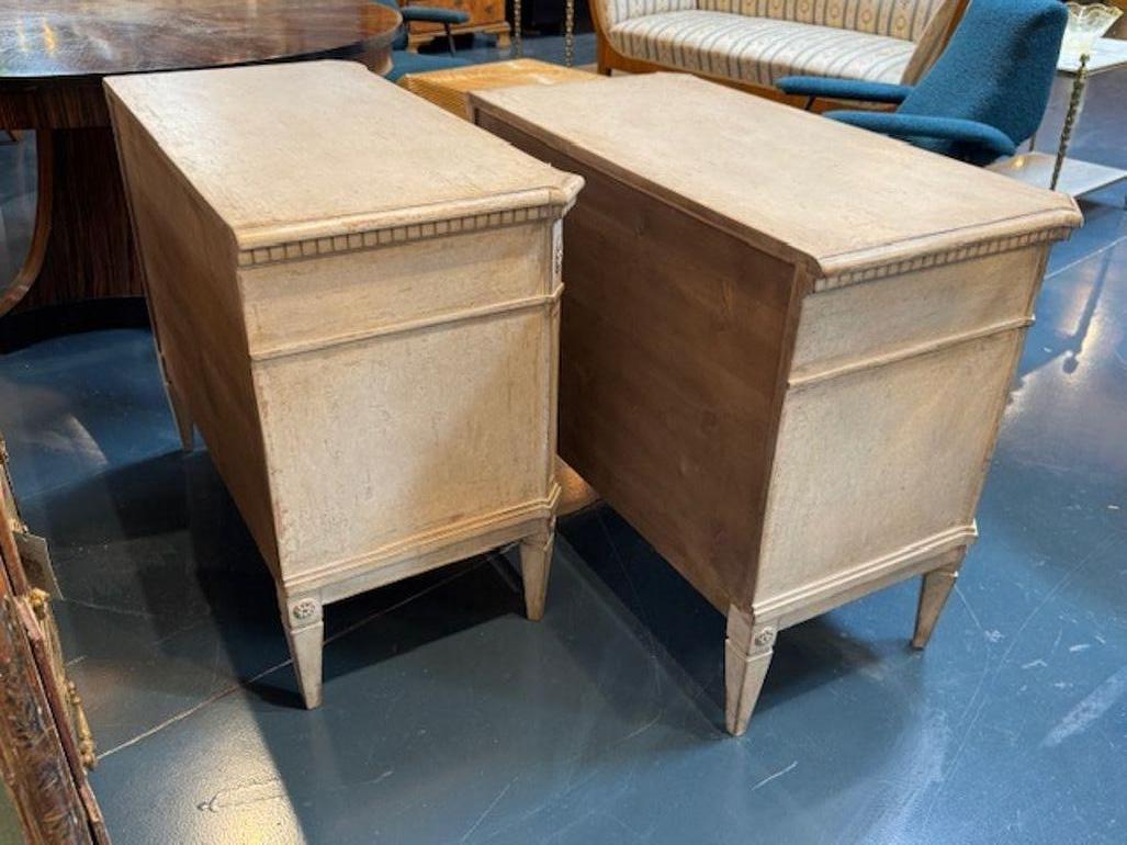 Bella coppia di comodini svedesi in stile gustaviano. Belle linee pulite e bella patina.  Un classico che non passa mai di moda!  
39,5 l x 20 p x 31 h