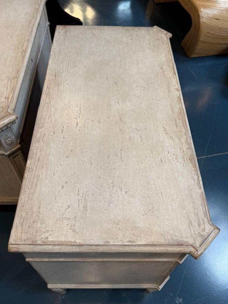 Gustaviano Pair of Swedish Gustavian Style Bedside Tables in vendita