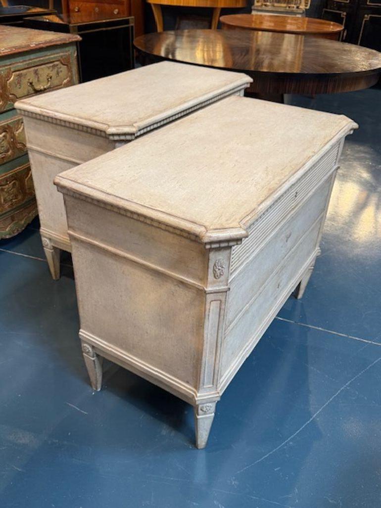 Svedese Pair of Swedish Gustavian Style Bedside Tables in vendita