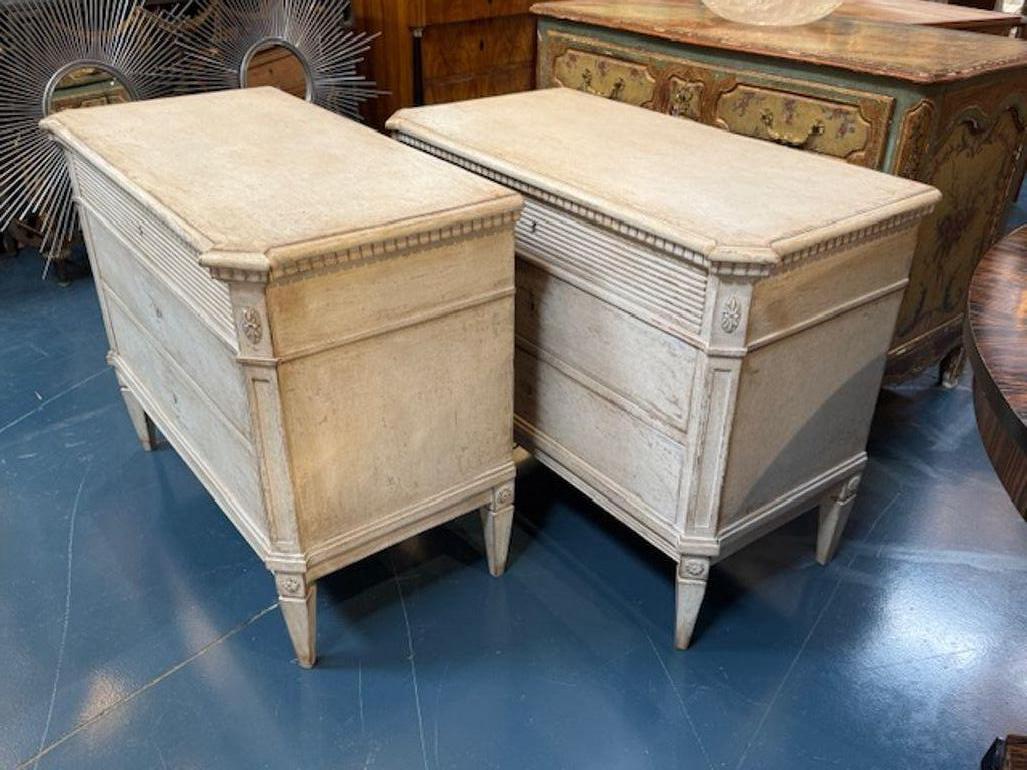 Pair of Swedish Gustavian Style Bedside Tables In condizioni buone in vendita a Dallas, TX