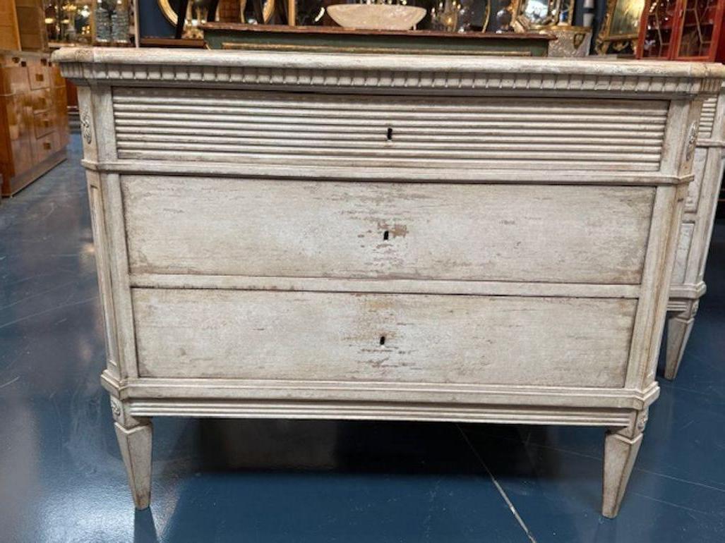 XXI secolo e contemporaneo Pair of Swedish Gustavian Style Bedside Tables in vendita