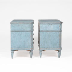 Paar schwedische Kommoden aus blau lackiertem Kiefernholz im Gustavianischen Stil