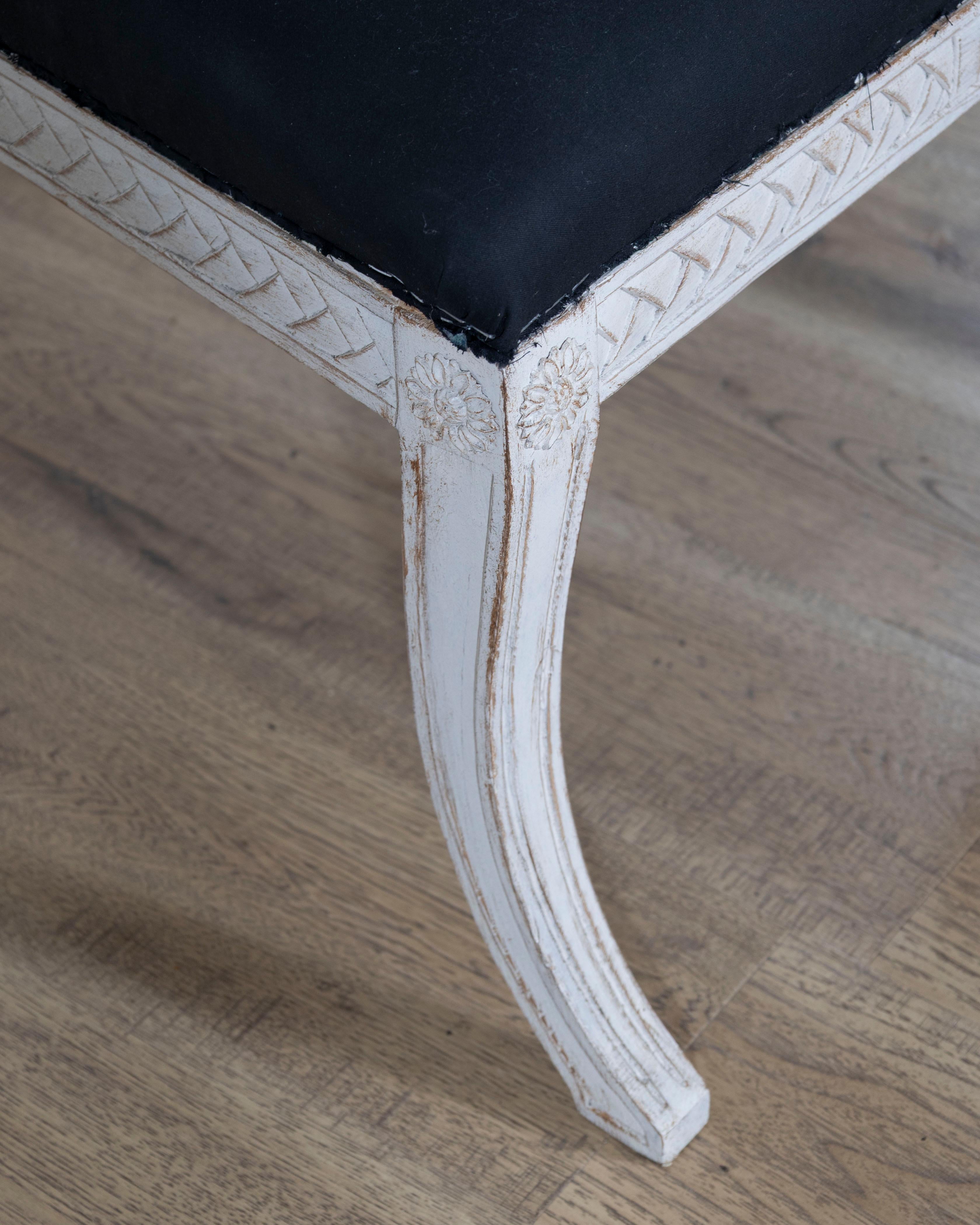 Paire de chaises suédoises de style gustavien avec tapisserie bleu foncé en vente 3